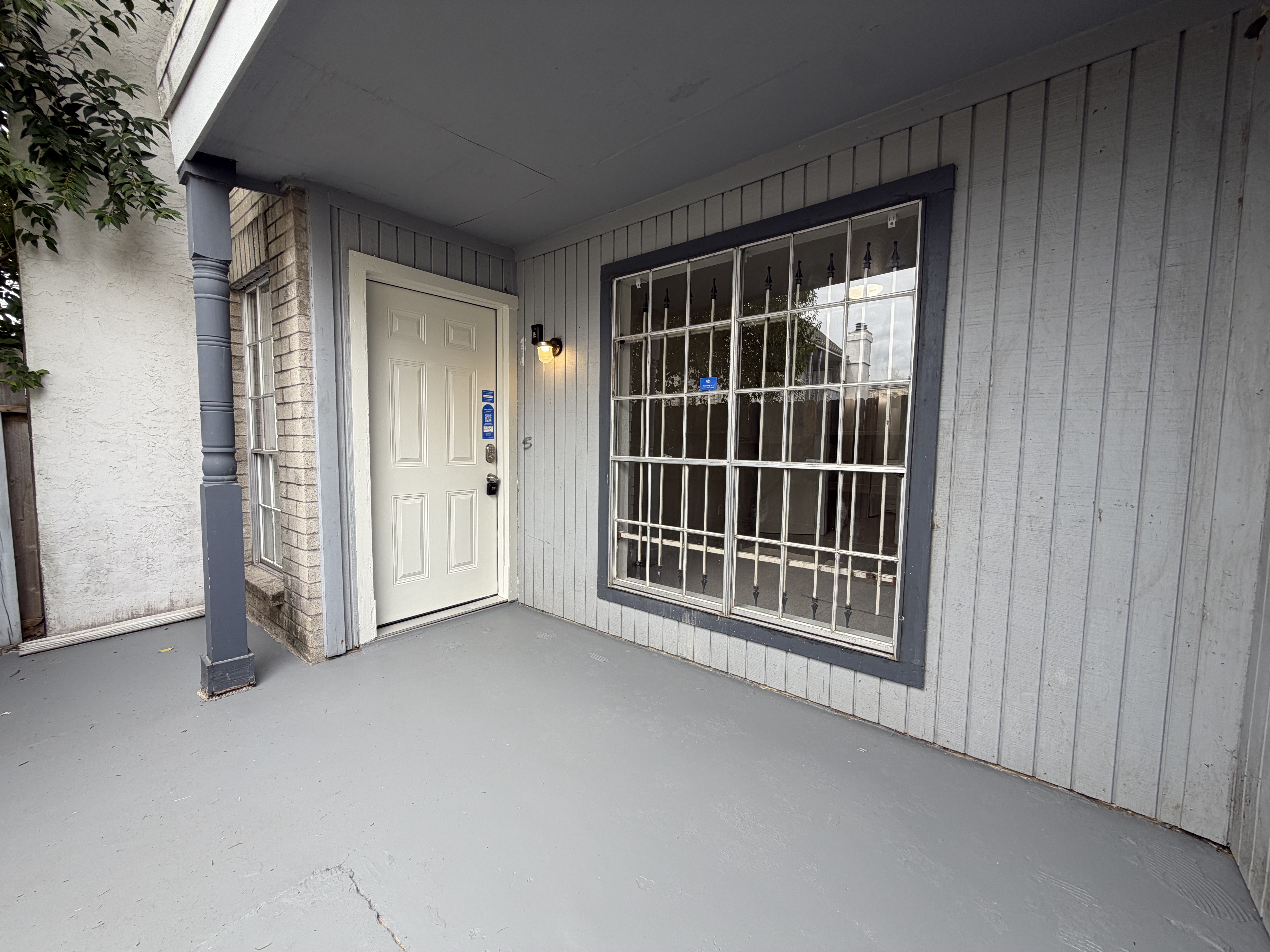 Photo 5 of 16 of 6606 De Moss Dr, Houston, TX