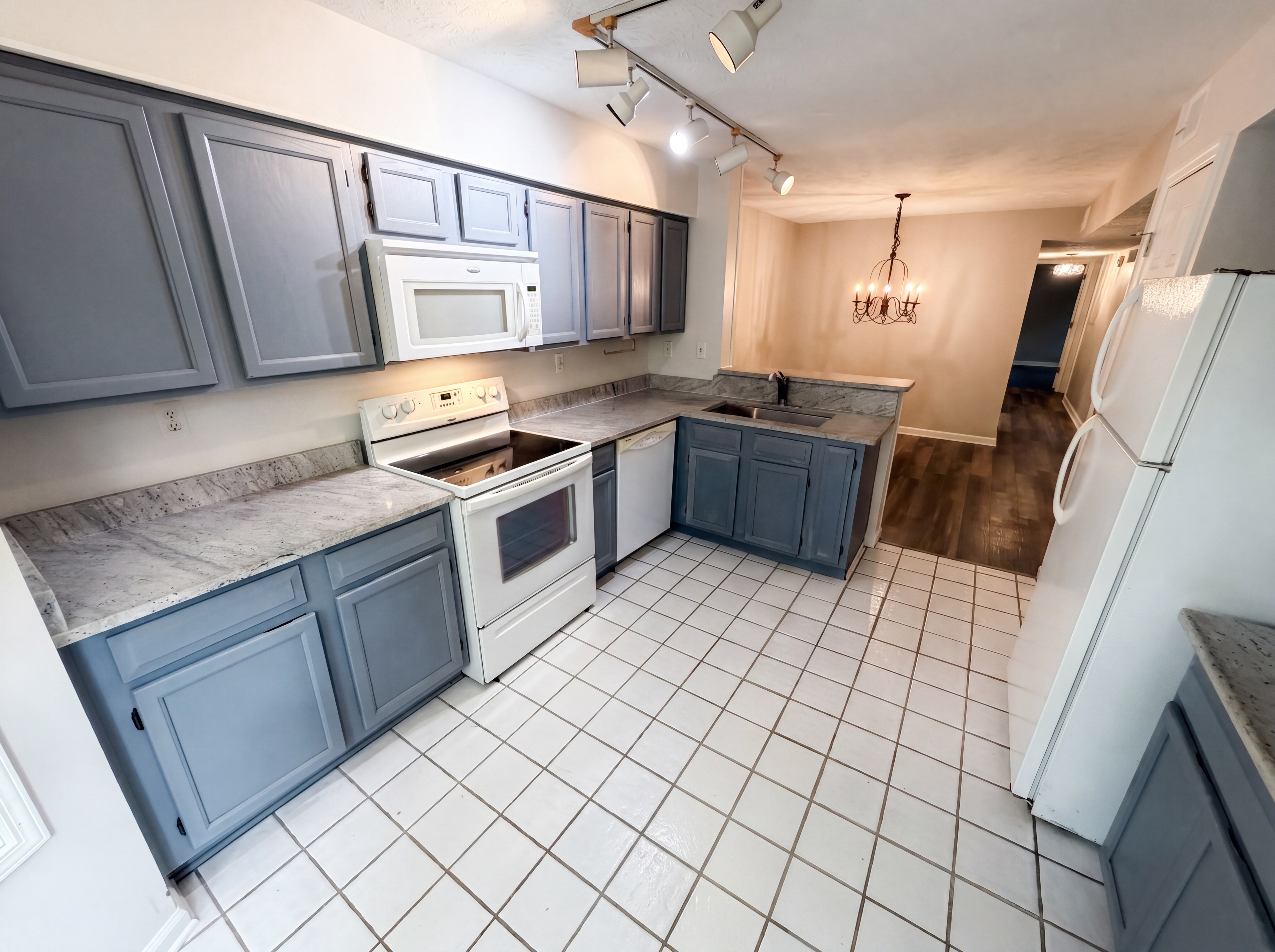 Photo 2 of 34 of 4491 Pineridge Cir, Atlanta, GA