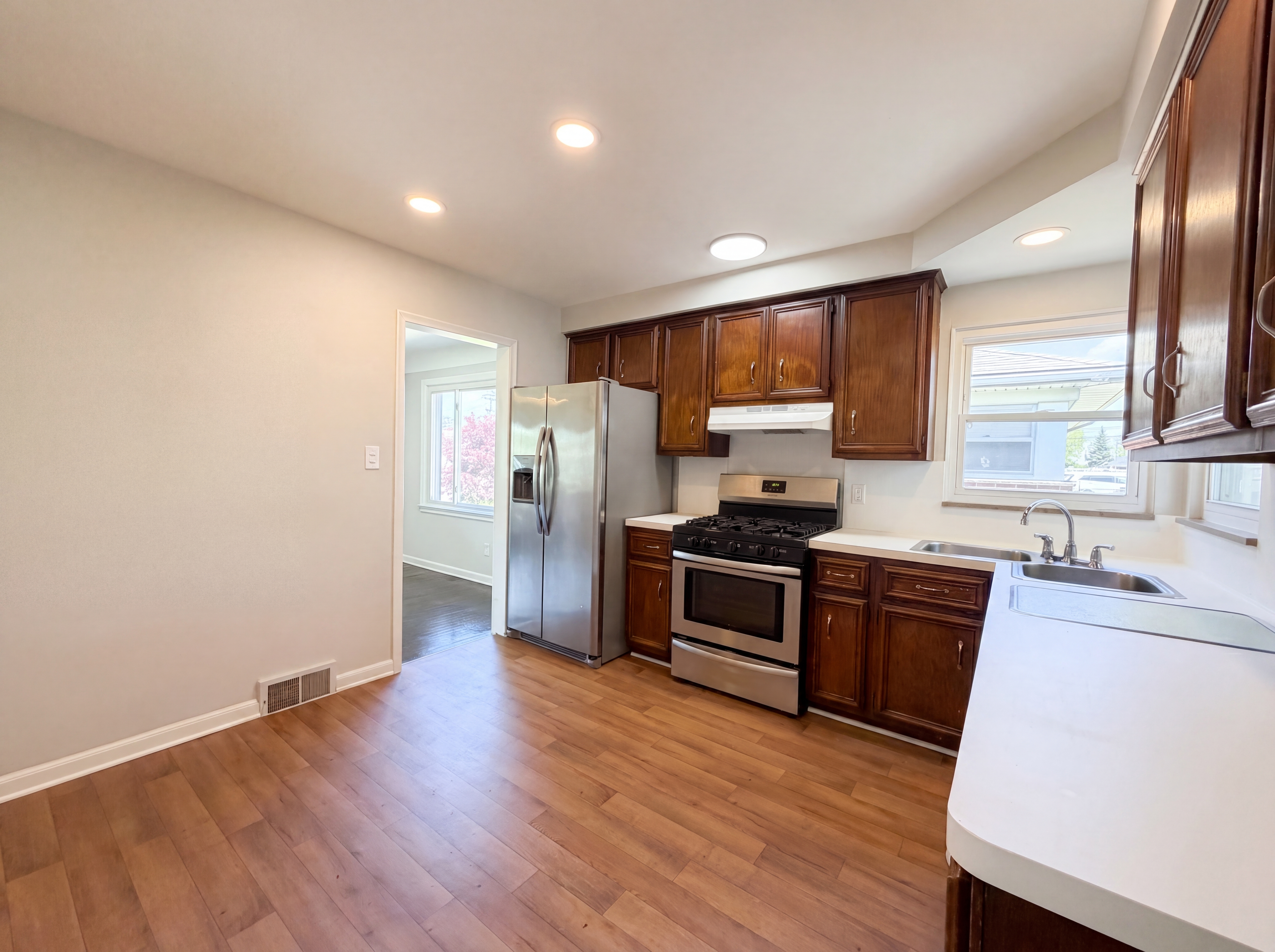 Photo 9 of 18 of 28832 Kaufman St, Roseville, MI