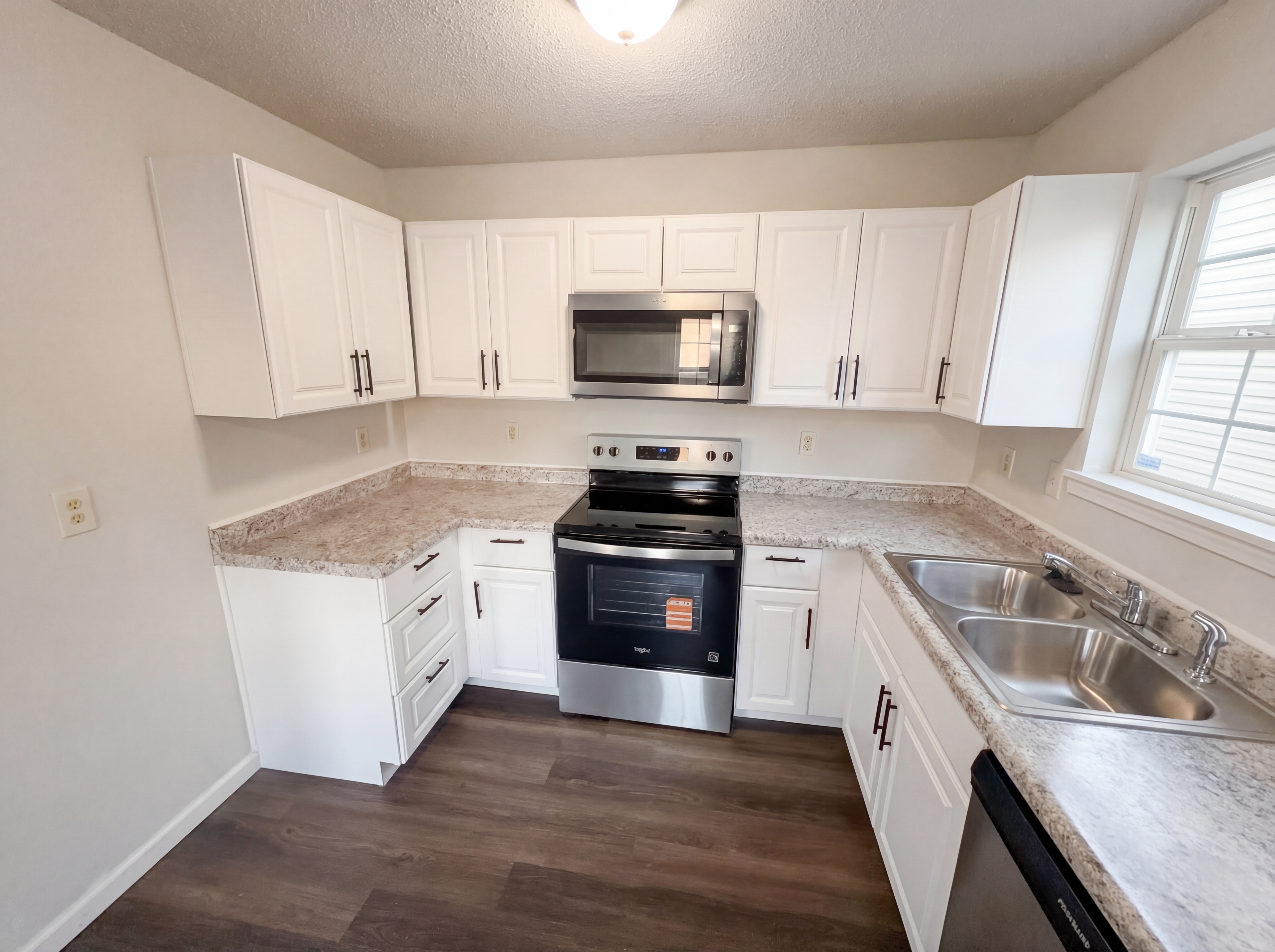 Photo 2 of 20 of 6654 Hazelhatch Dr, Indianapolis, IN