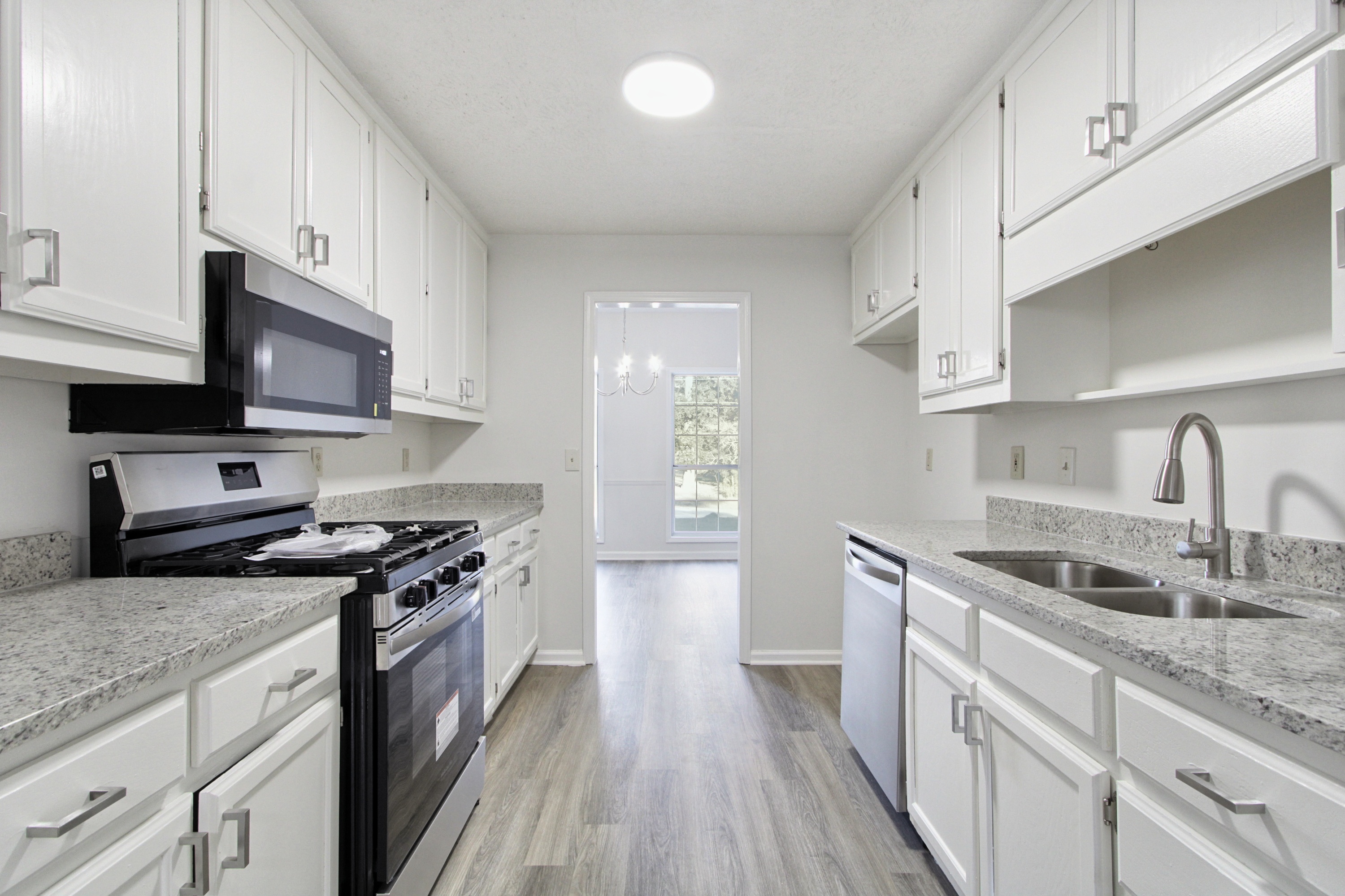 Photo 10 of 34 of 6833 Sarah Jane Ln, Riverdale, GA
