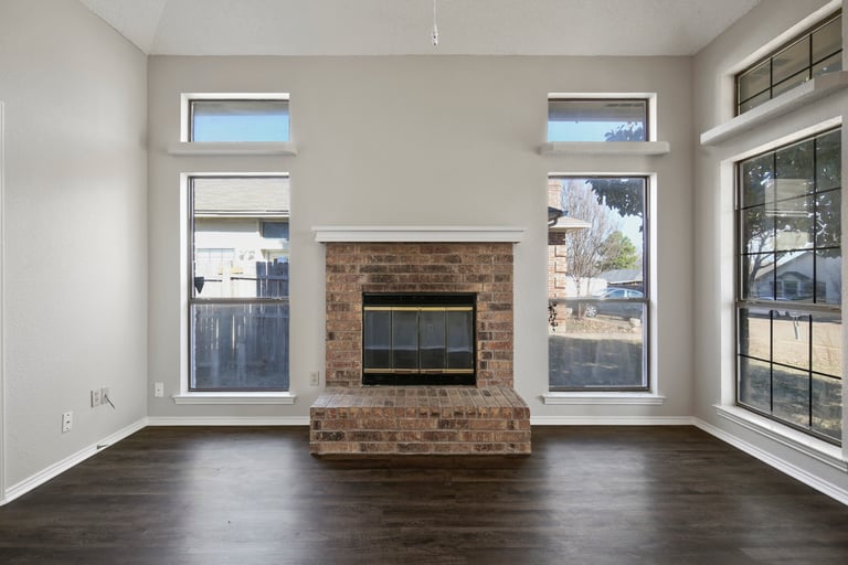 Photo 8 of 29 - 6800 Running Creek Dr, Arlington, TX 76001