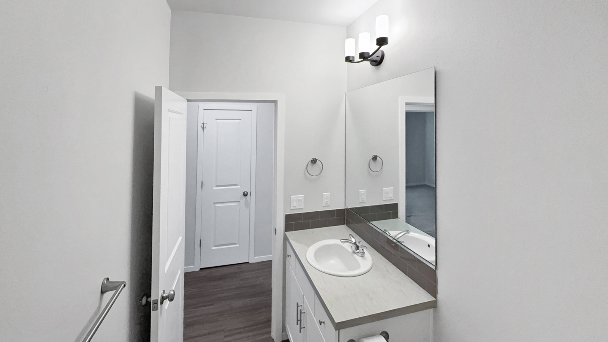 Photo 6 of 17 of 5419 Remington Dr, Pasco, WA