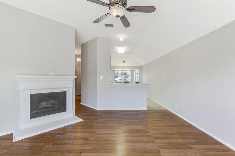 Photo 10 of 25 - 305 Millford Rd, Roanoke, TX 76262