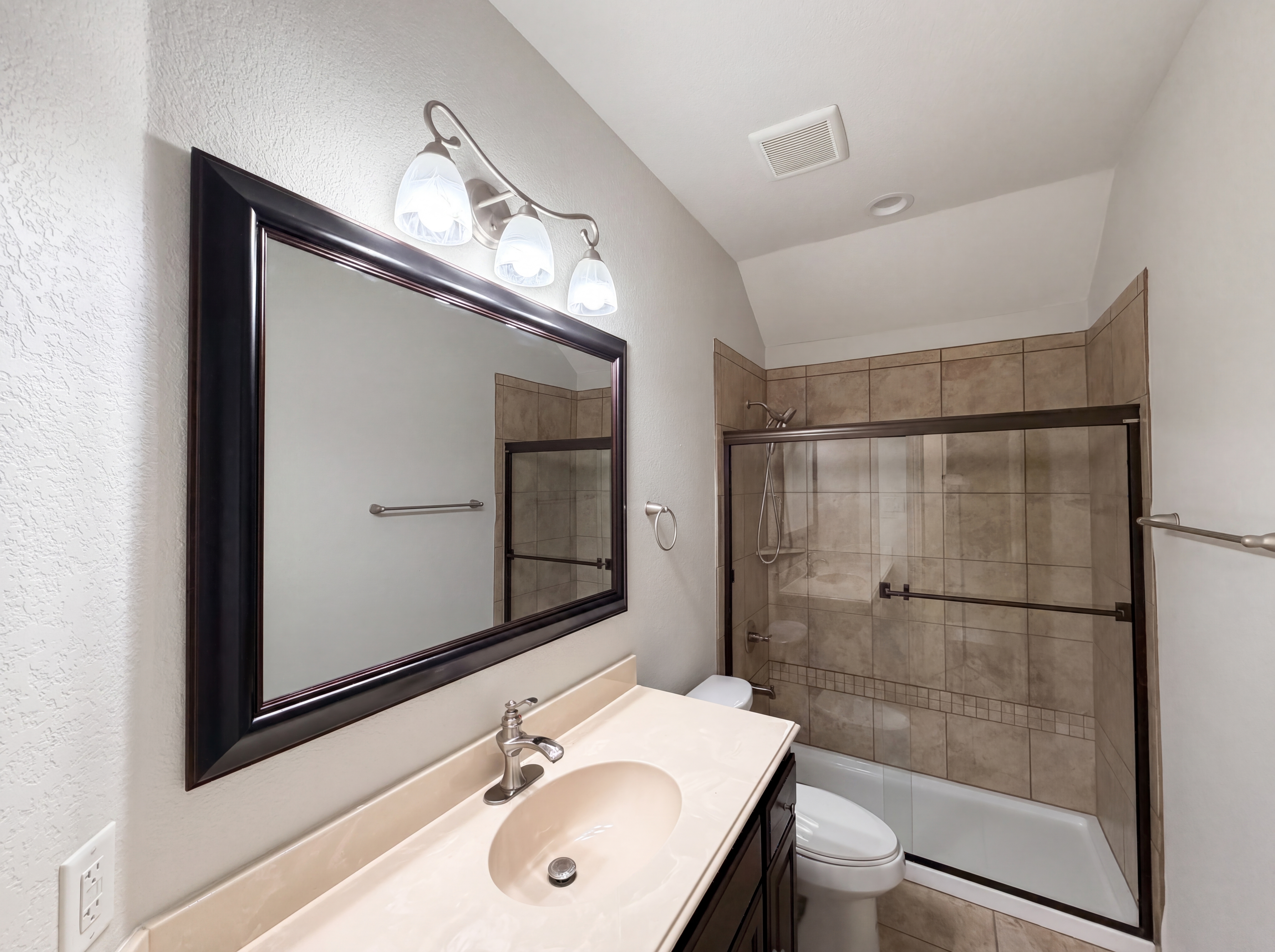 Photo 6 of 20 of 709 Ravenwood Dr, Saginaw, TX