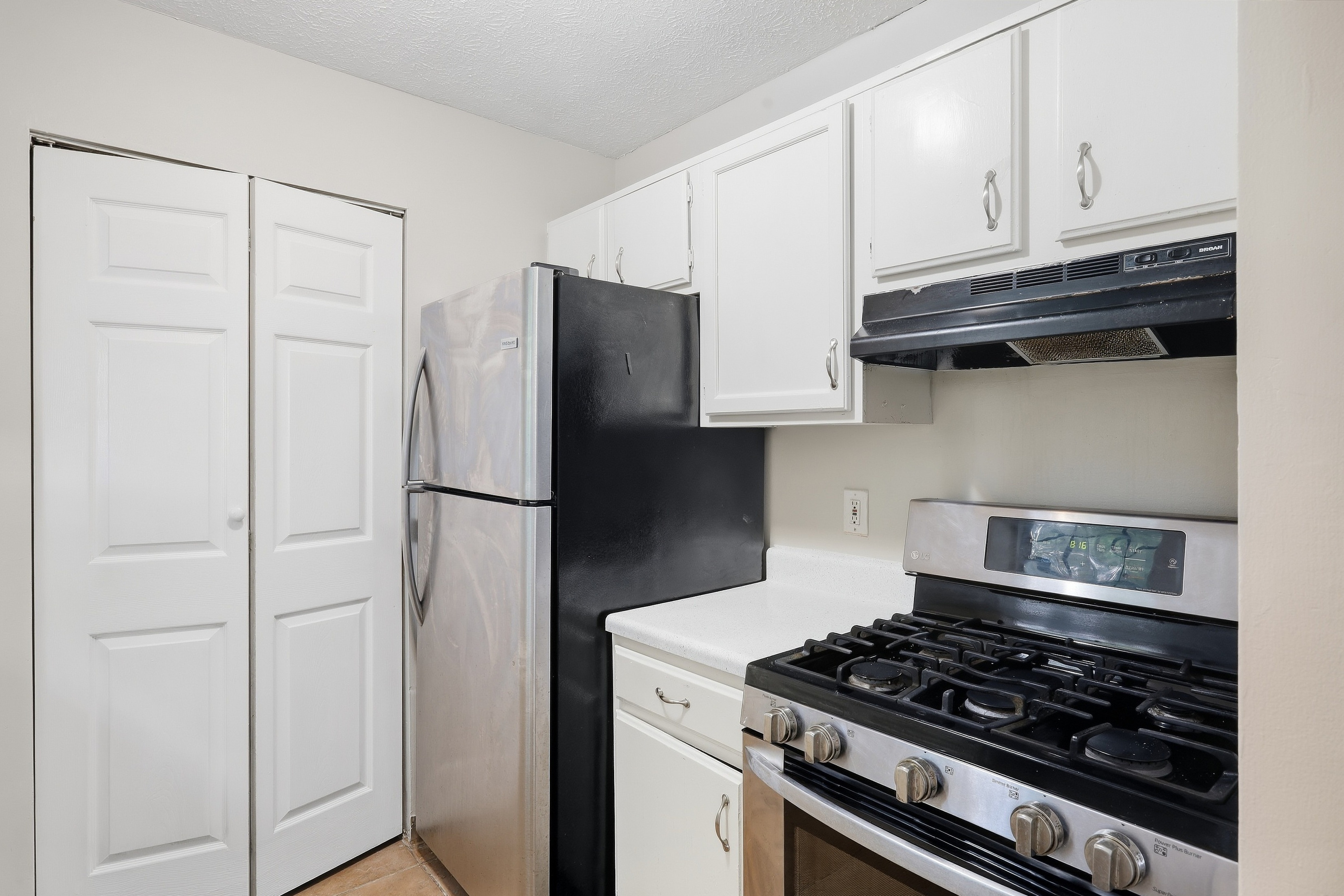 Photo 9 of 24 of 6977 Flagstone Dr, Austell, GA