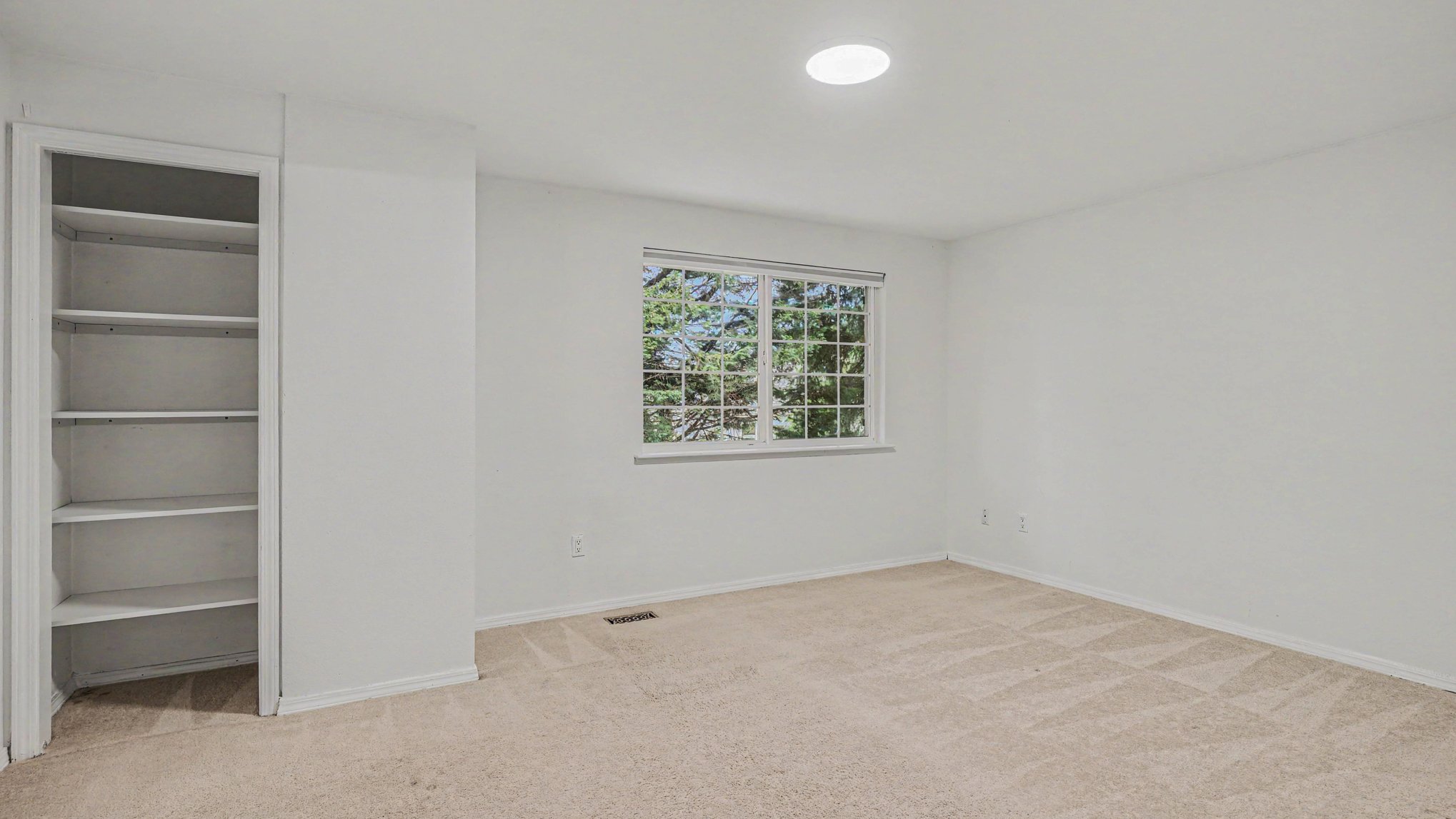Photo 10 of 19 of 9605 NE 132nd St, Kirkland, WA
