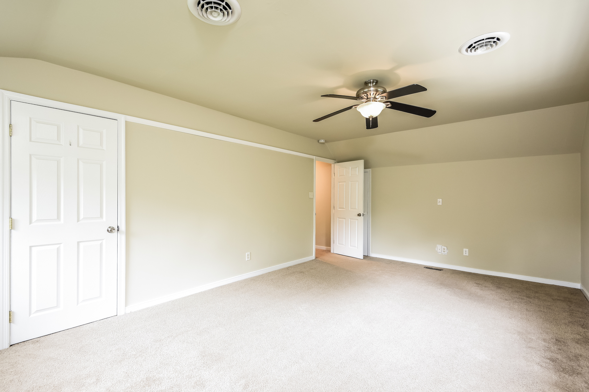 Photo 11 of 22 of 9304 Farmington Dr, Henrico, VA