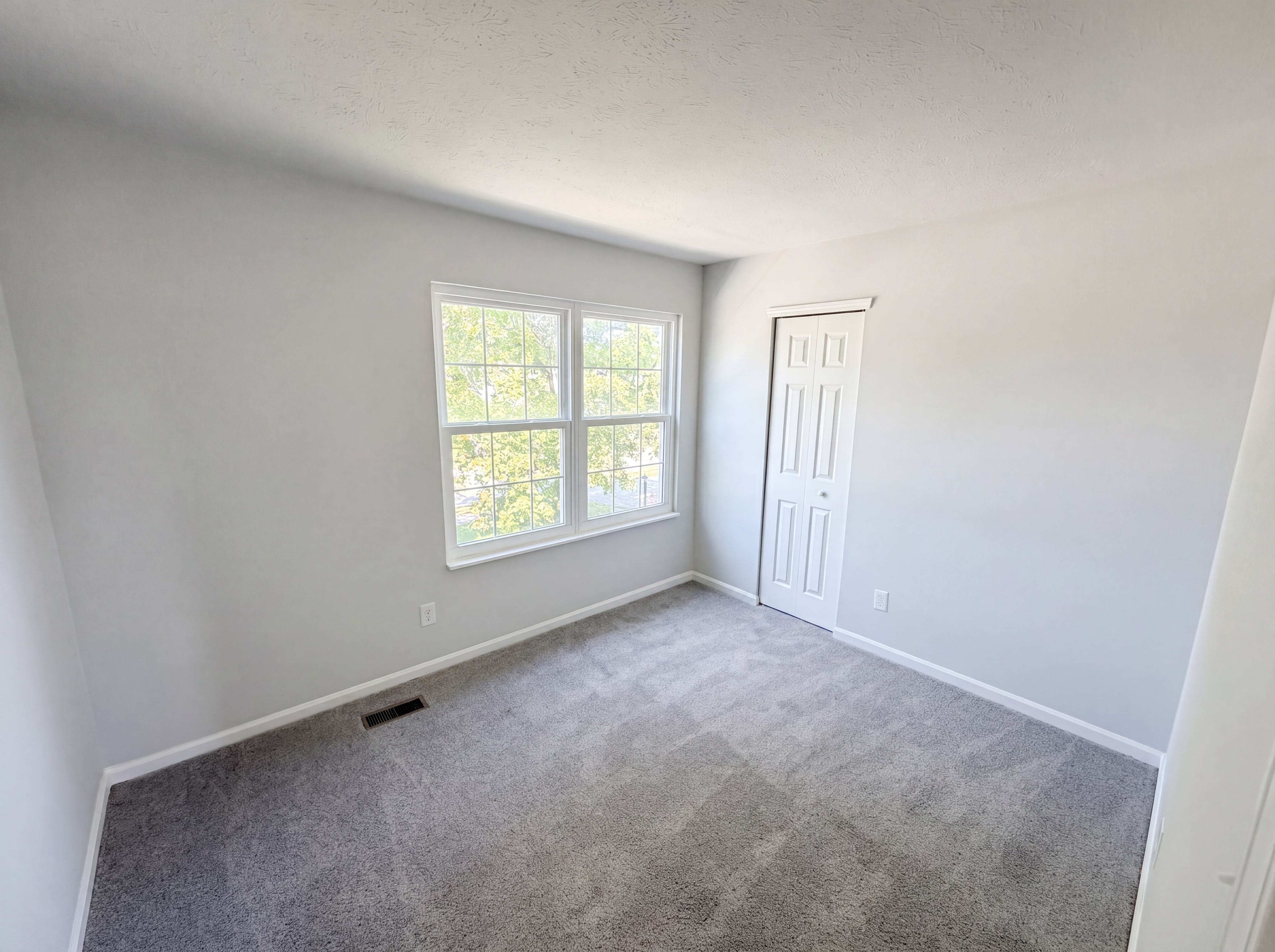 Photo 14 of 26 of 2219 Rolling Oak Dr, Indianapolis, IN