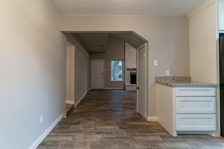 Photo 9 of 21 - 700 NW Barbara Ln, Burleson, TX 76028