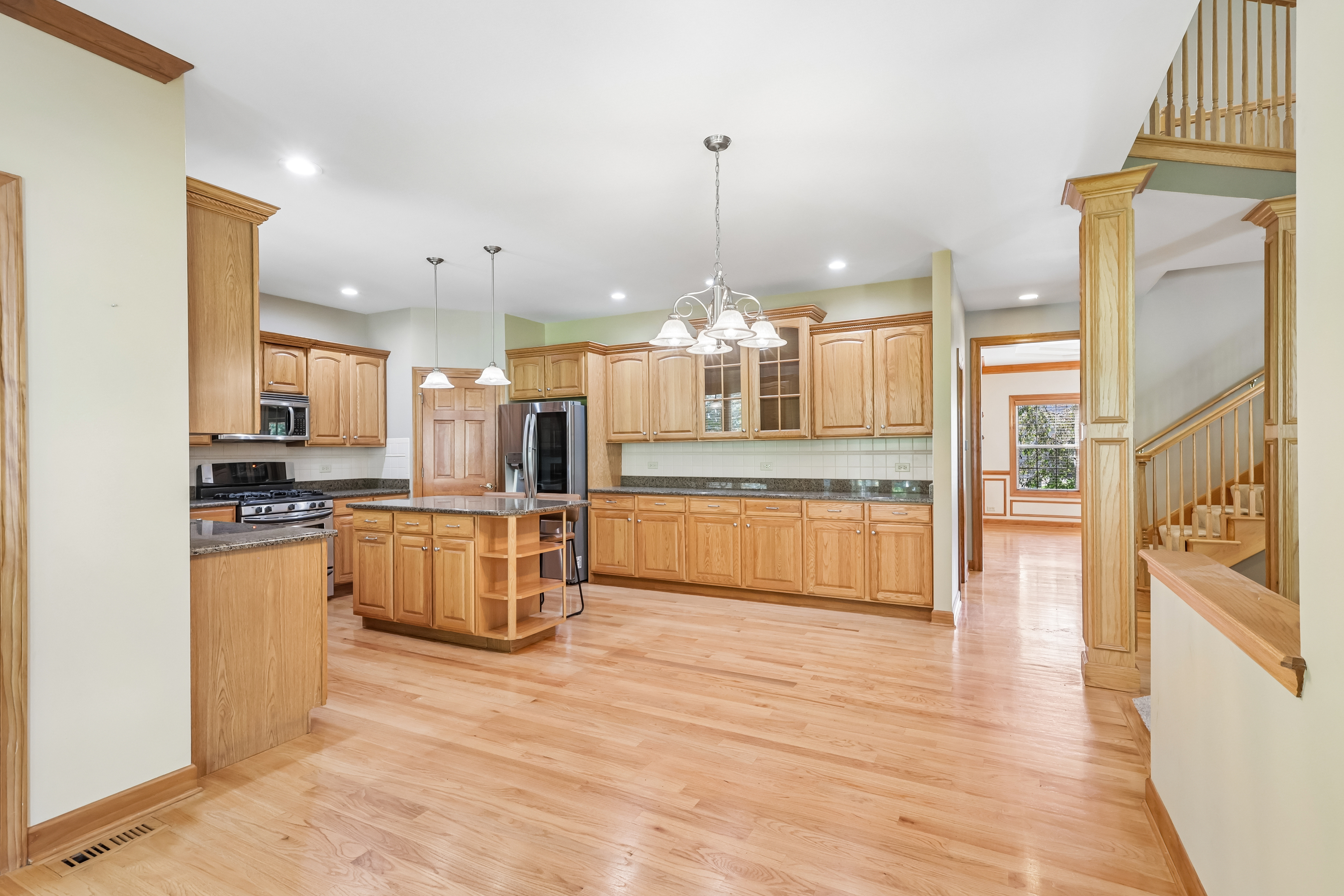 Photo 7 of 41 of 426 Heatherwood Dr, Oswego, IL