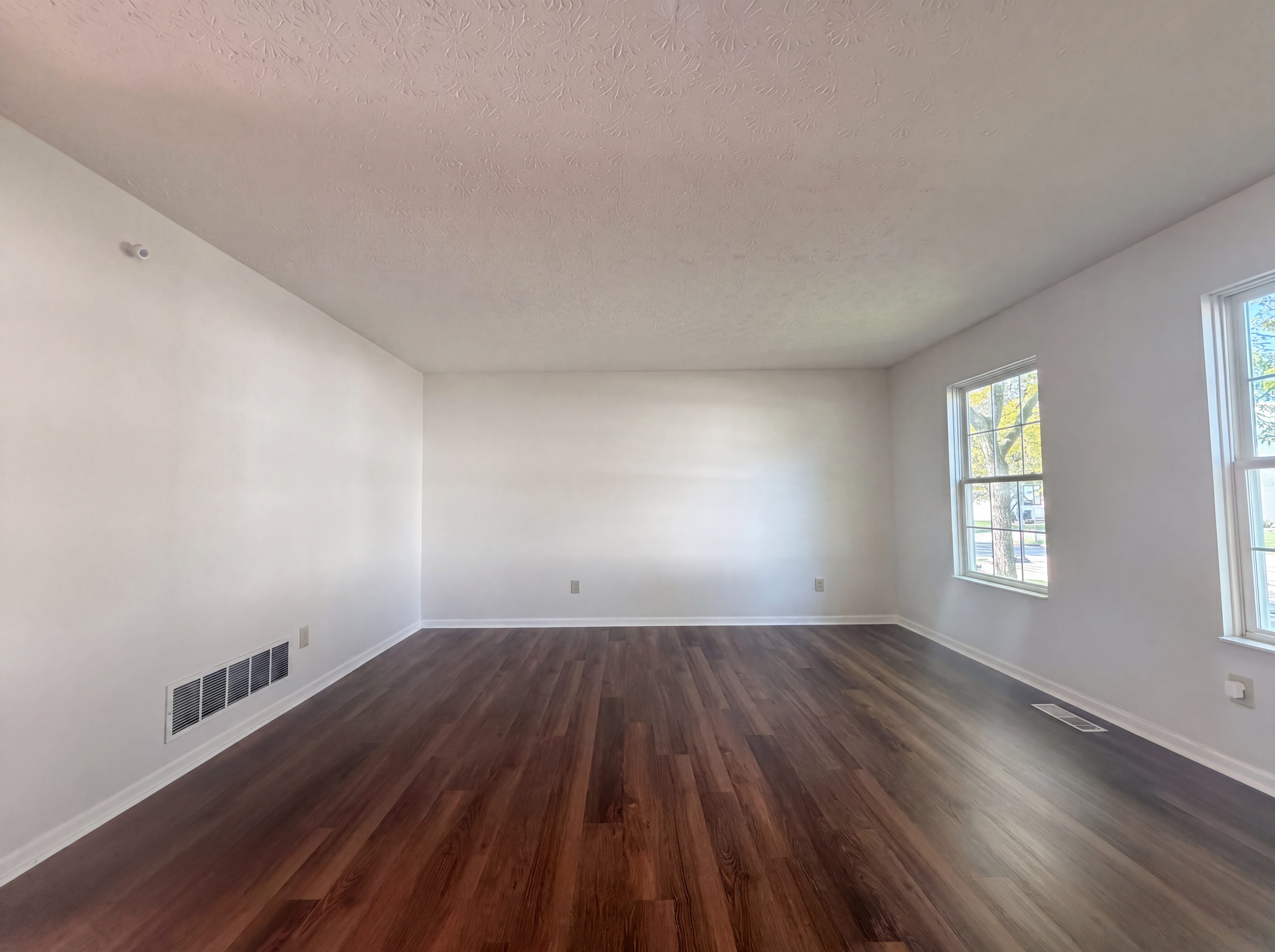 Photo 9 of 30 of 5074 Langcroft Dr, Hilliard, OH
