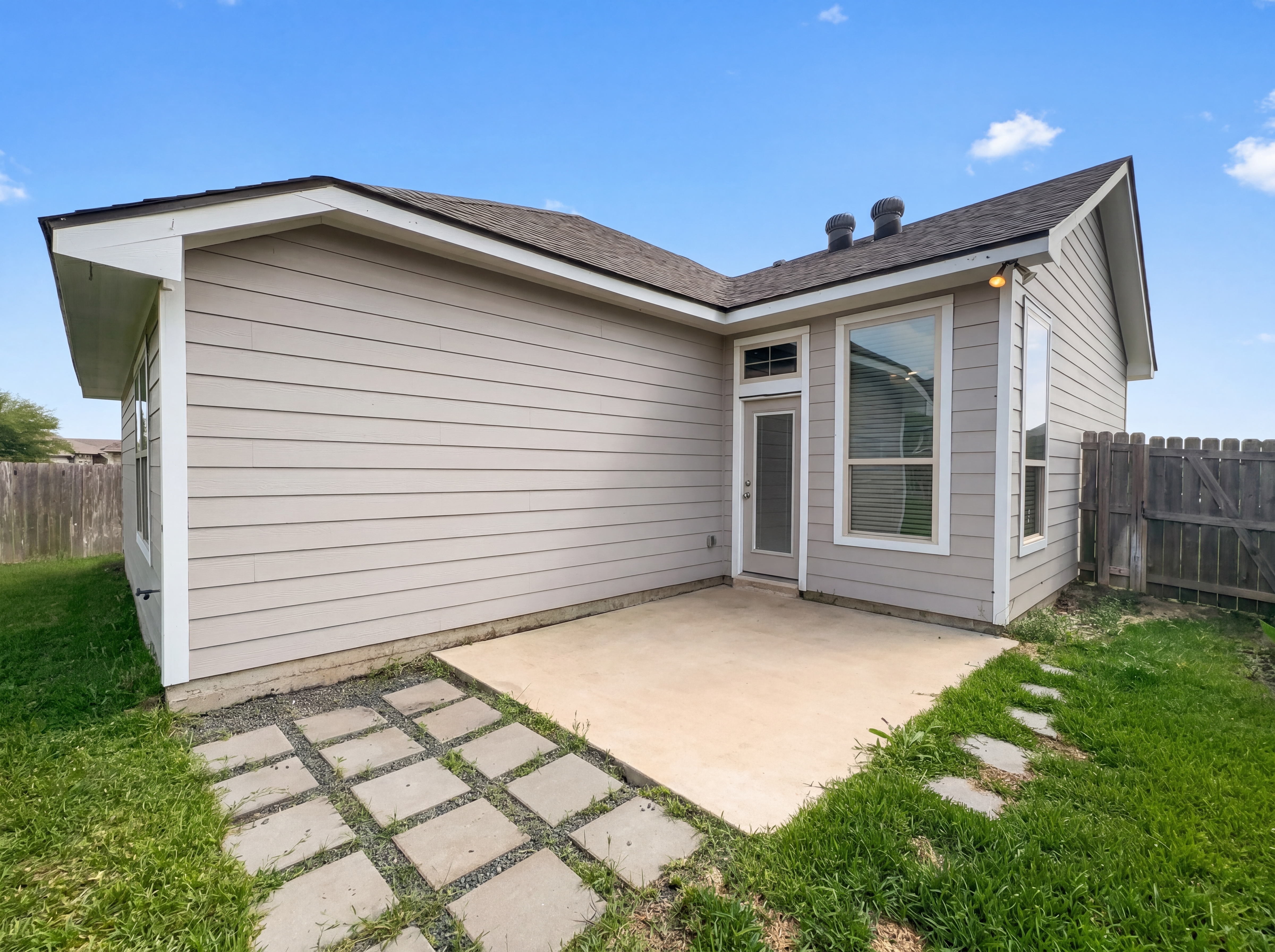 Photo 5 of 27 of 2132 Markley Dr, Bryan, TX