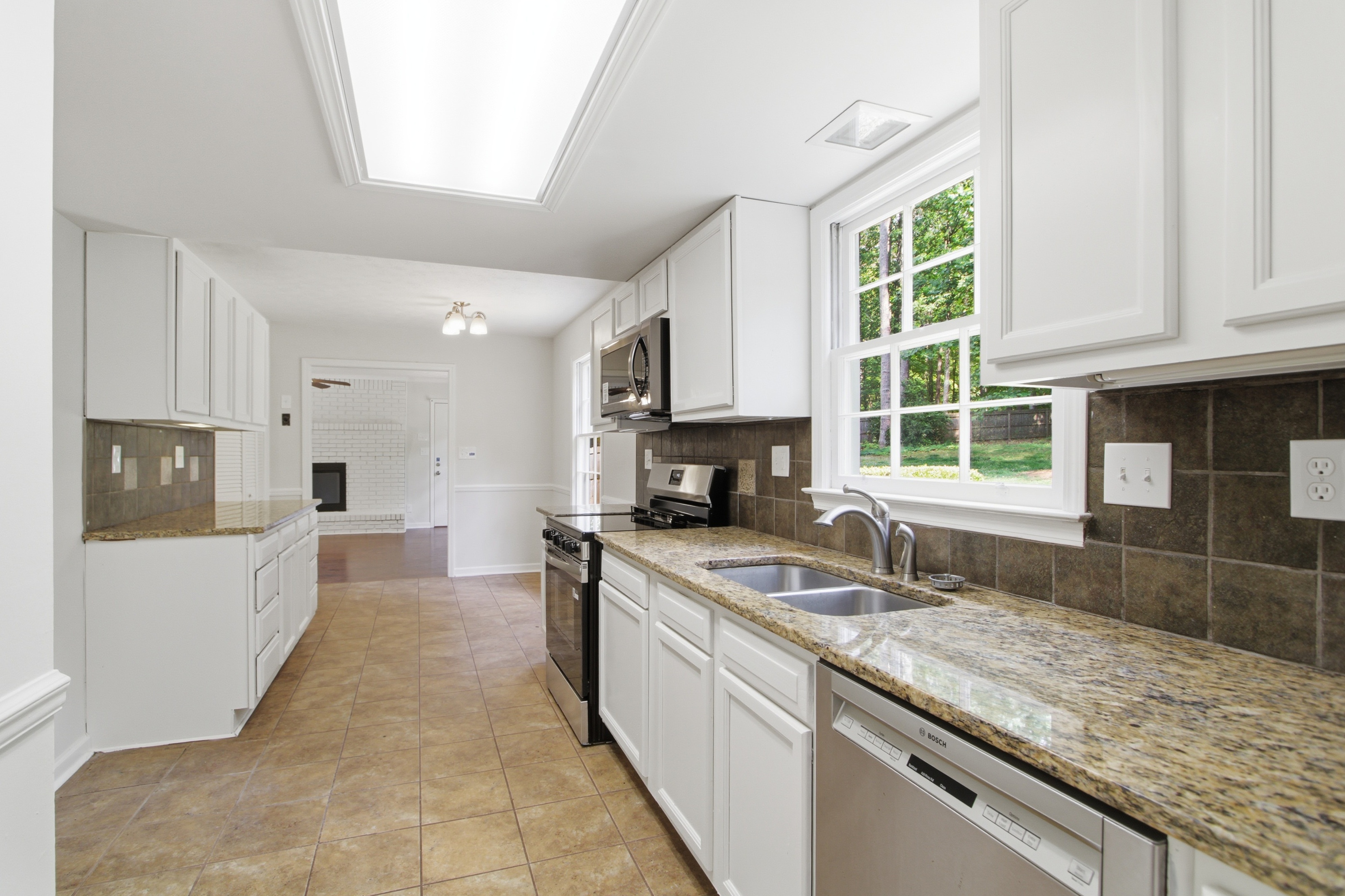 Photo 13 of 40 of 310 Derby Dr, Fayetteville, GA