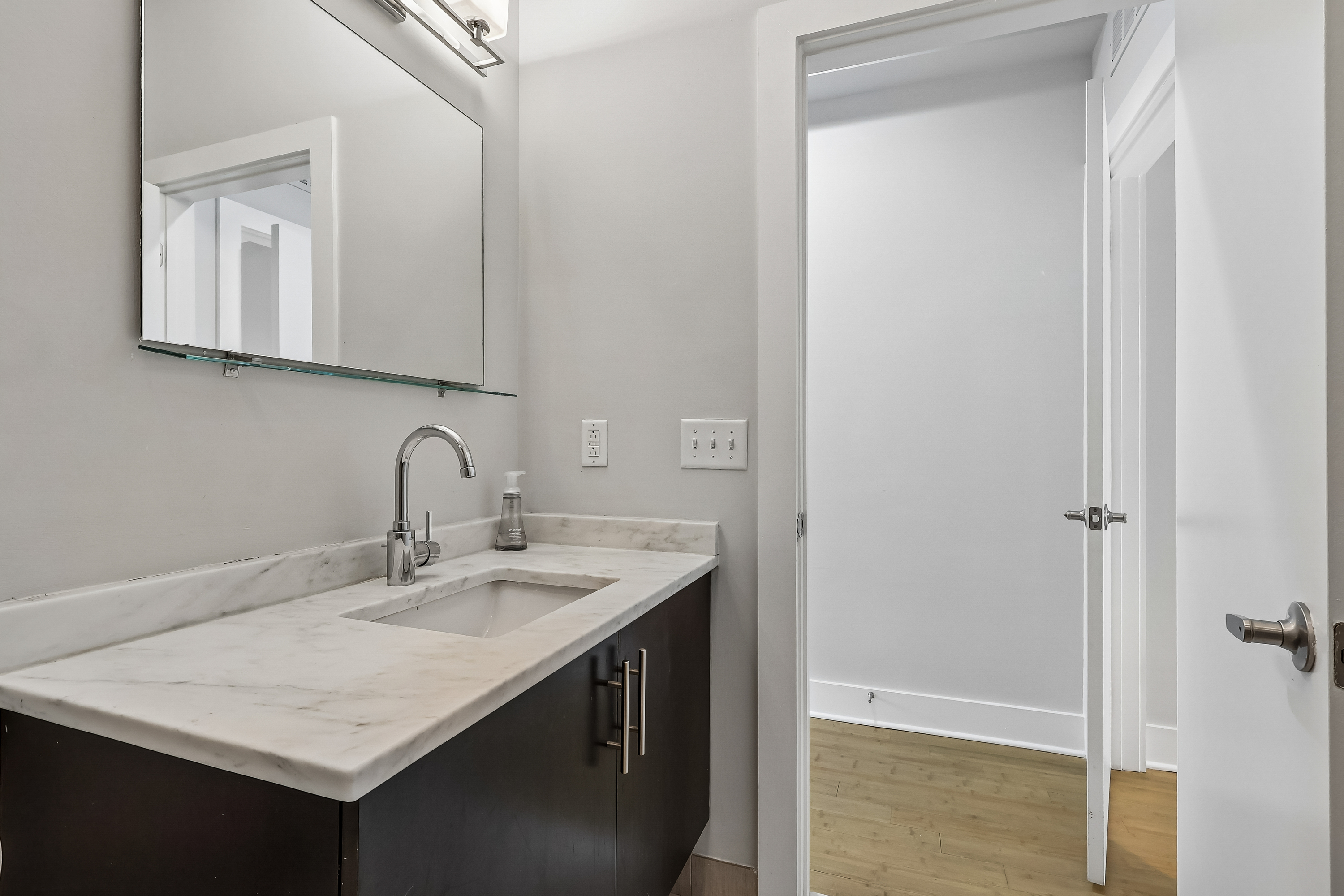 Photo 6 of 44 of 412 N Front St, Philadelphia, PA