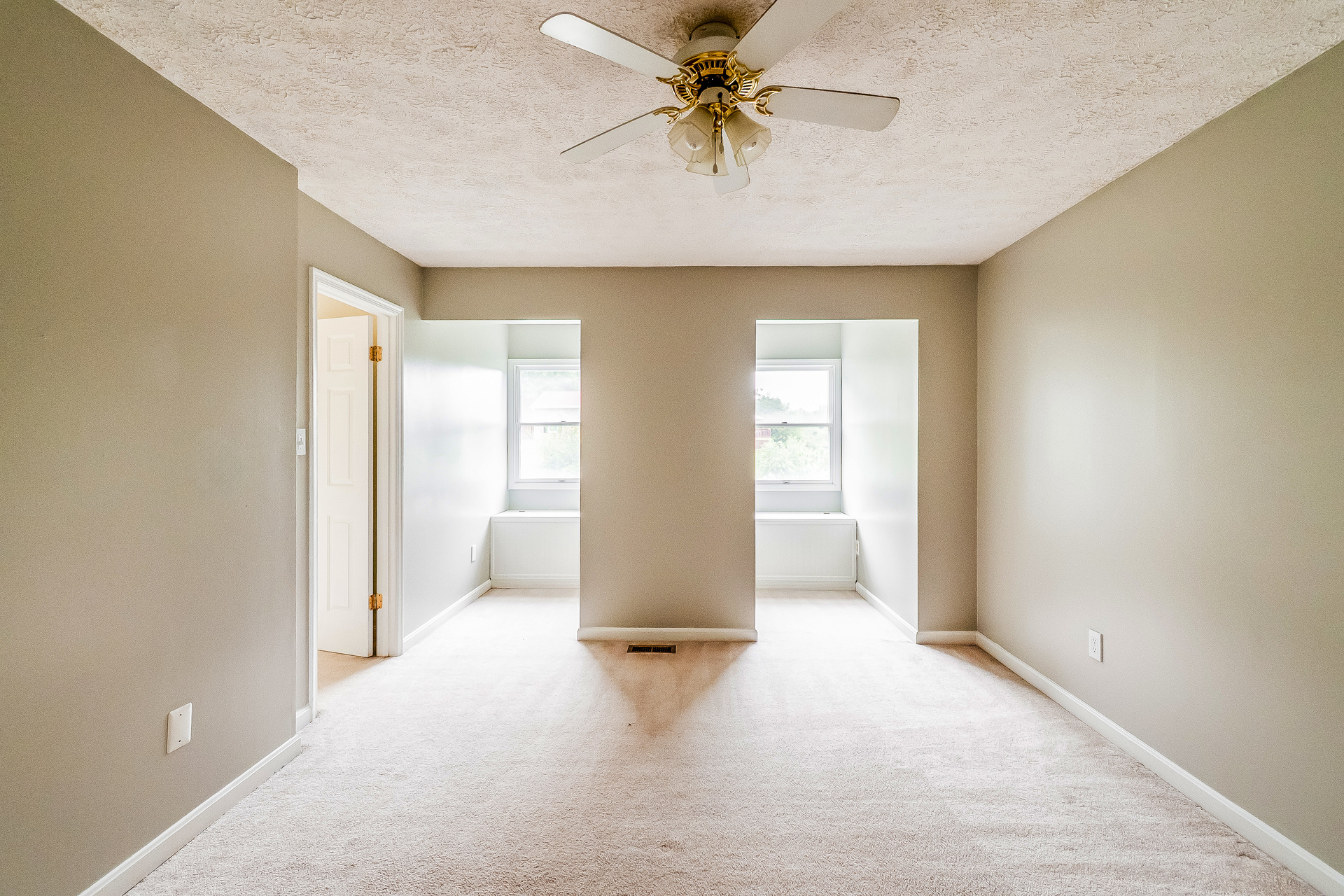 Photo 15 of 31 of 15074 Barkwood Dr, Woodbridge, VA