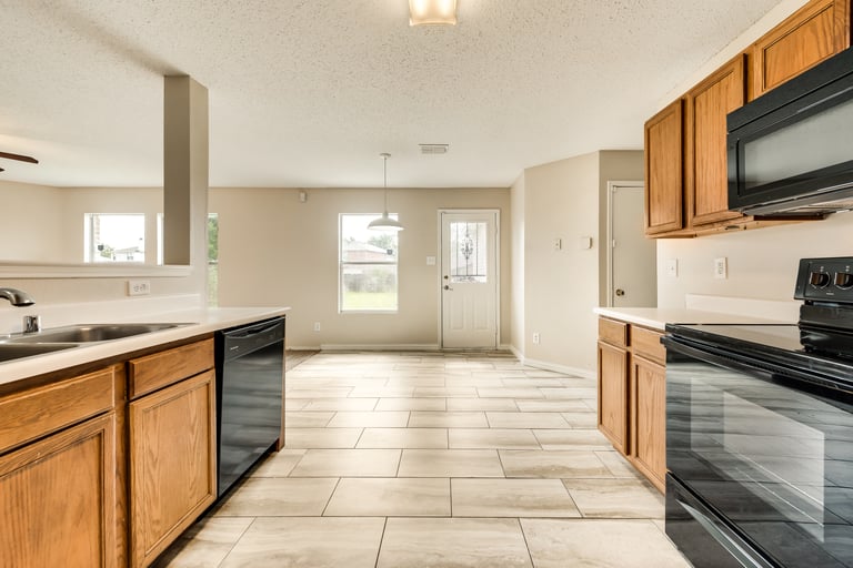 Photo 11 of 37 - 1436 Daisy Dr, Lancaster, TX 75134