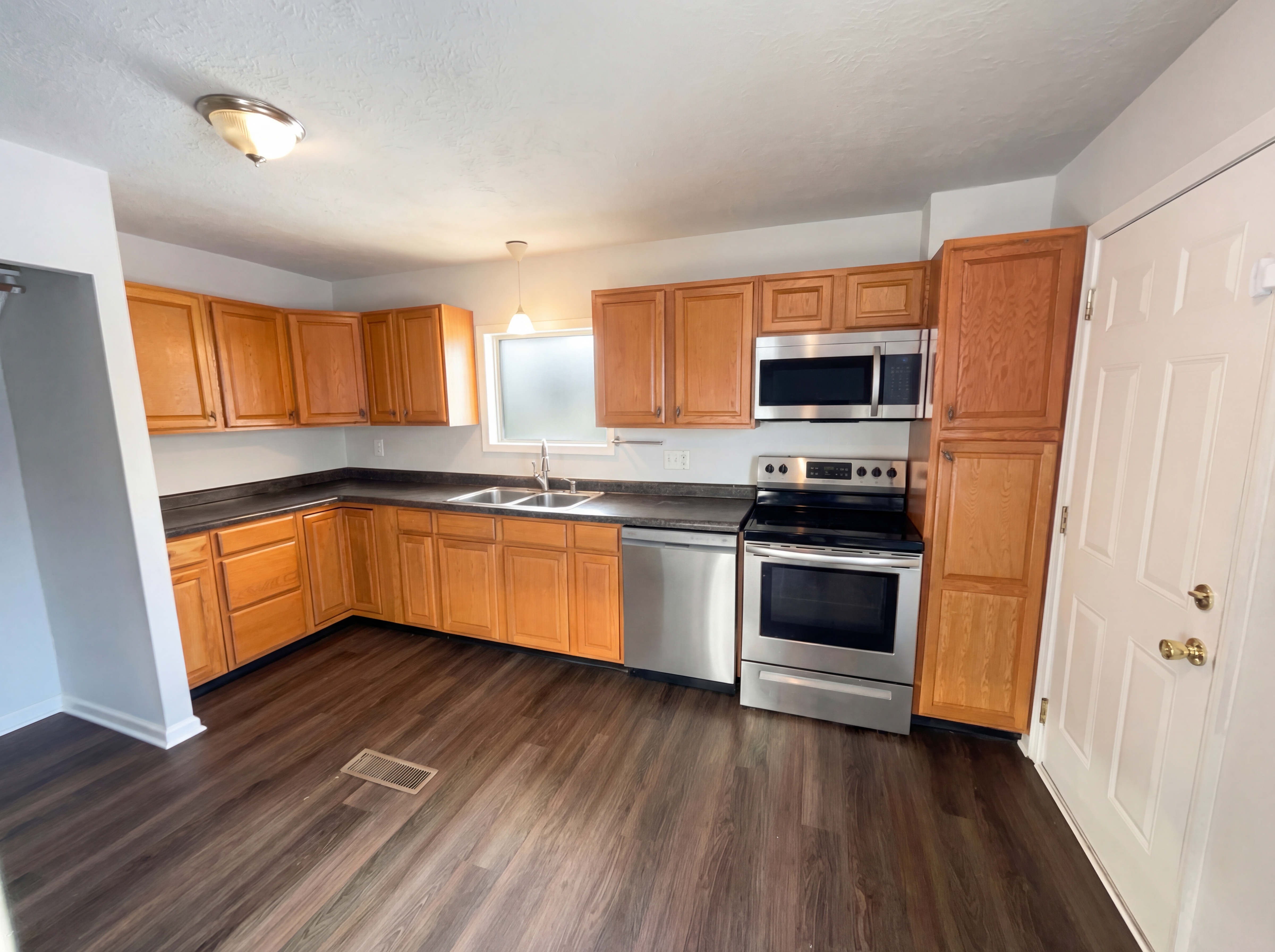 Photo 2 of 16 of 217 Crestwood Dr, Whiteland, IN