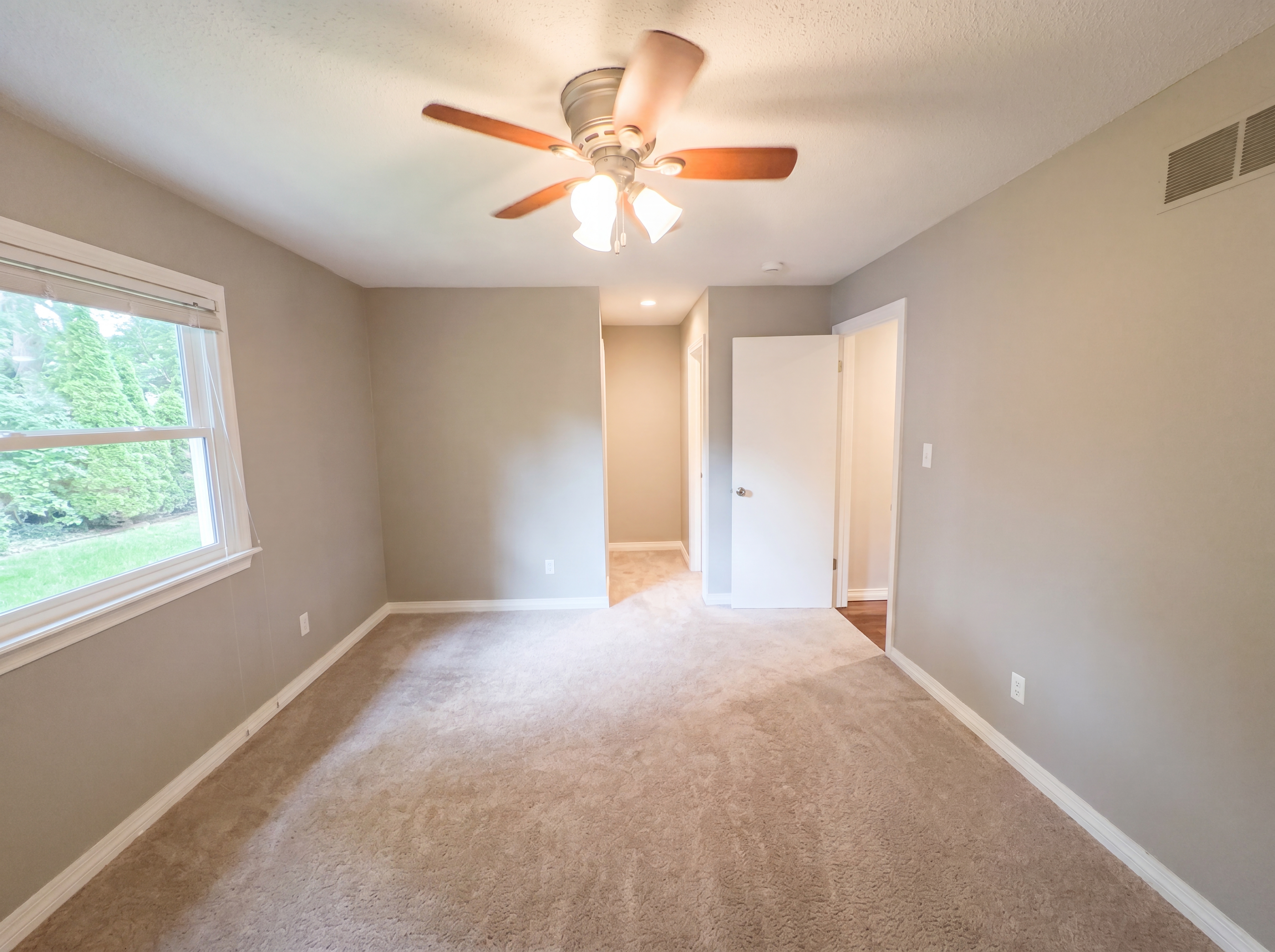 Photo 12 of 22 of 1901 Summit Dr, Urbana, IL