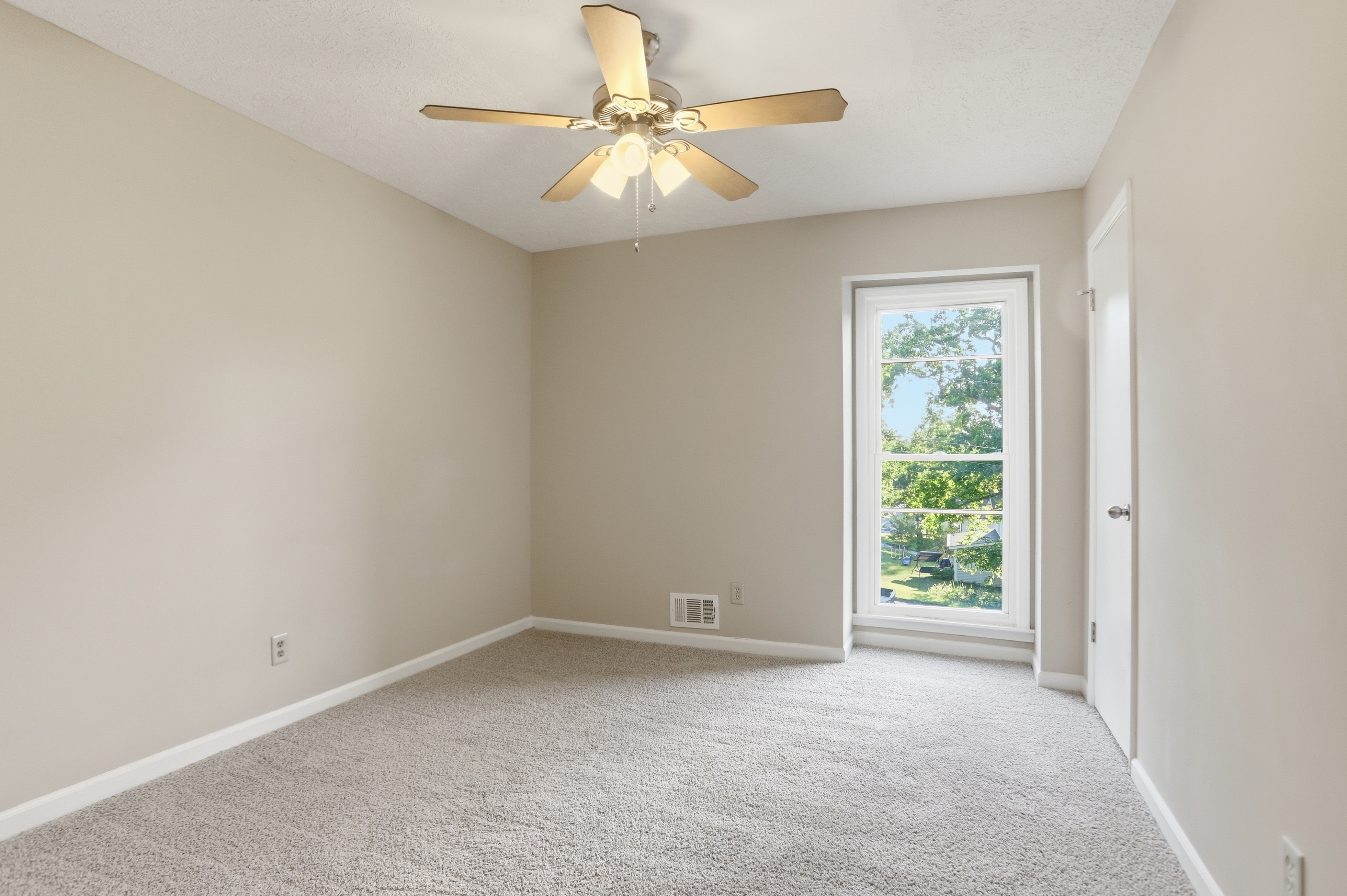 Photo 12 of 34 of 6742 Kellogg Dr, Acworth, GA