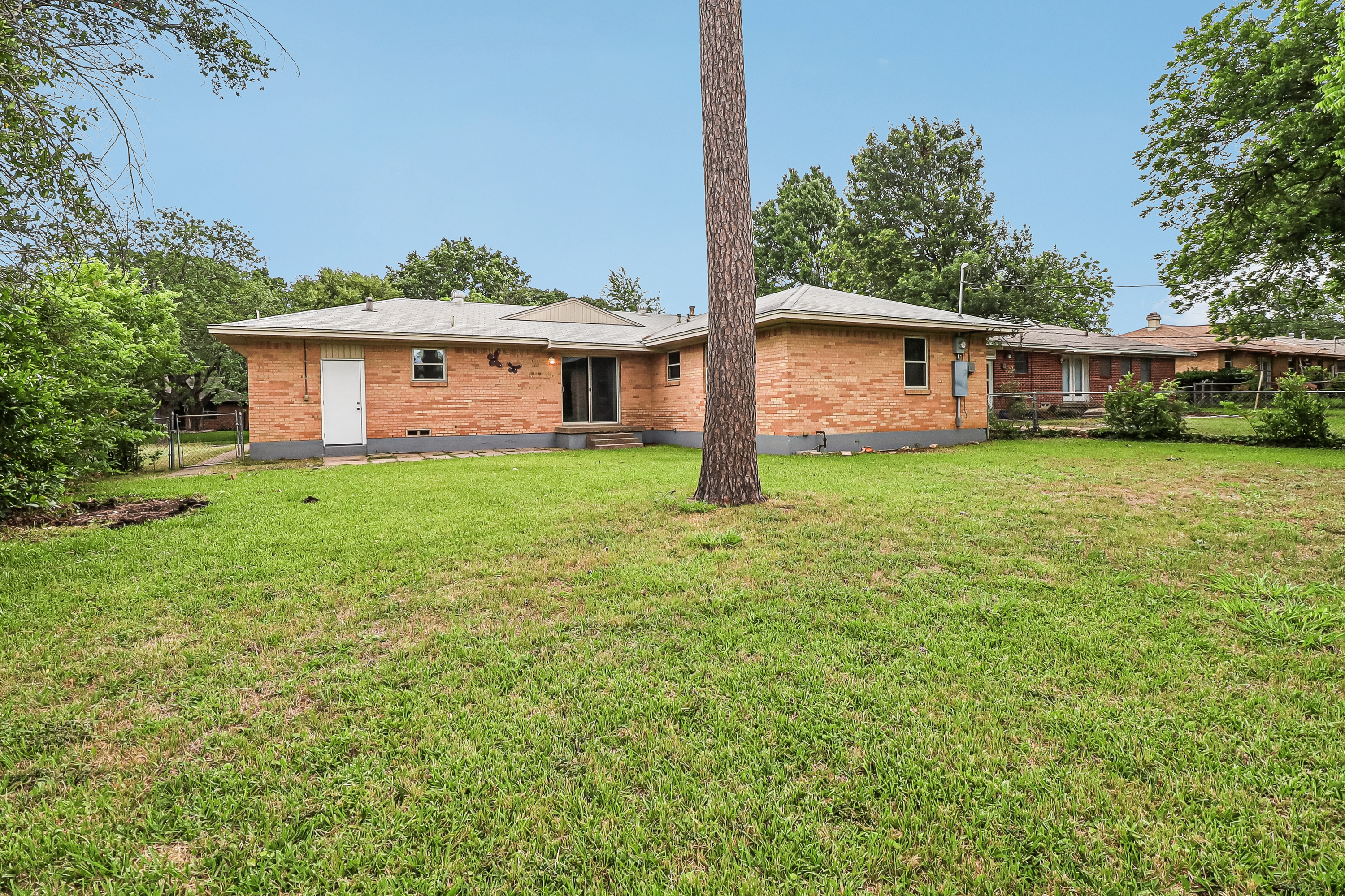 Photo 5 of 22 of 318 Harman St, Duncanville, TX