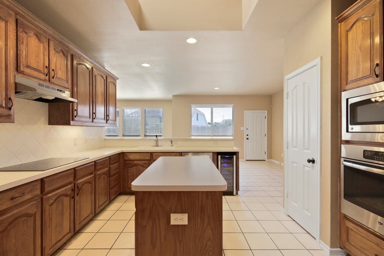 Photo 3 of 29 - 2308 Calmont Dr, Arlington, TX 76001