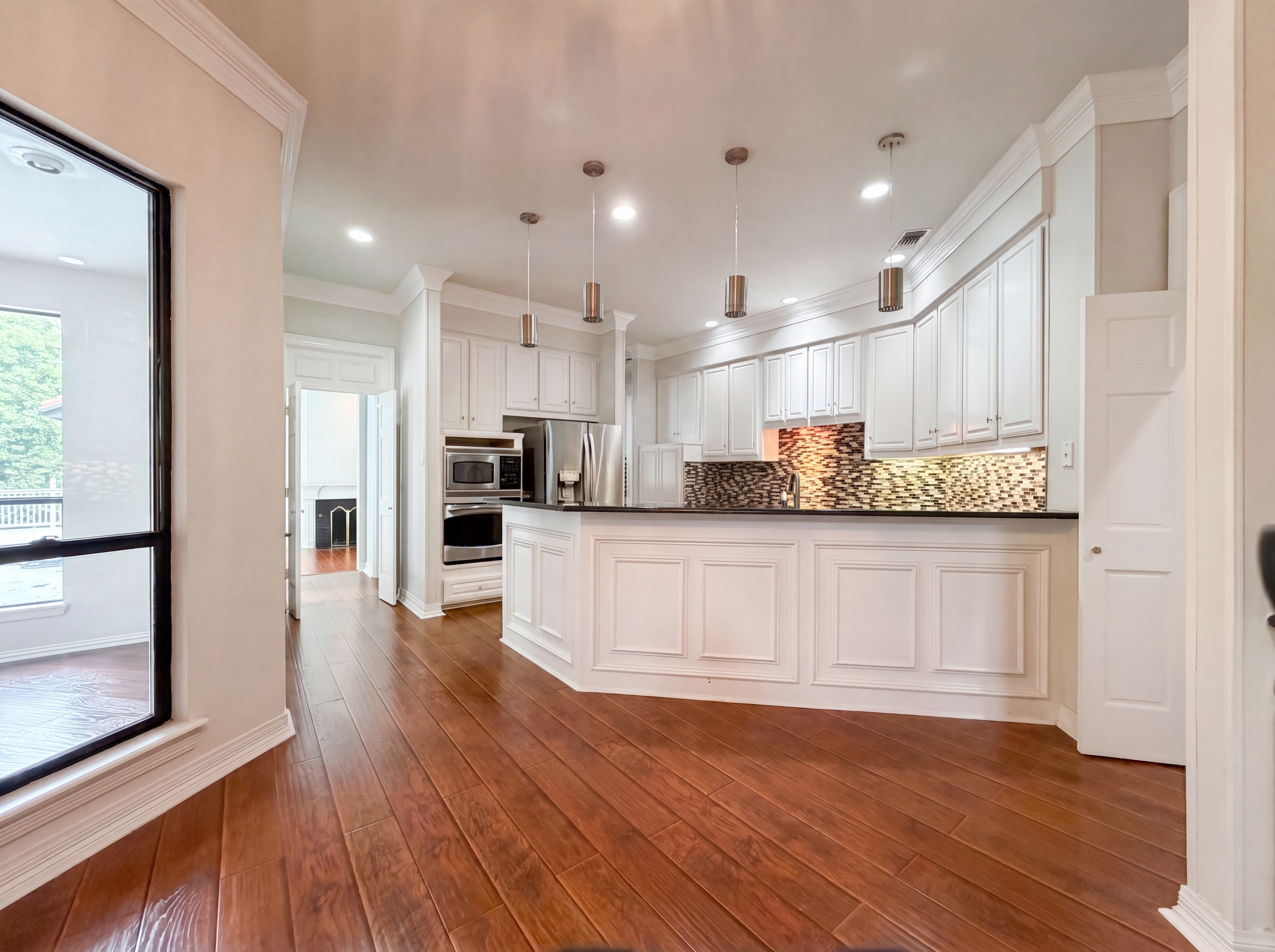 Photo 6 of 28 of 2405 Castle Rock Rd, Arlington, TX