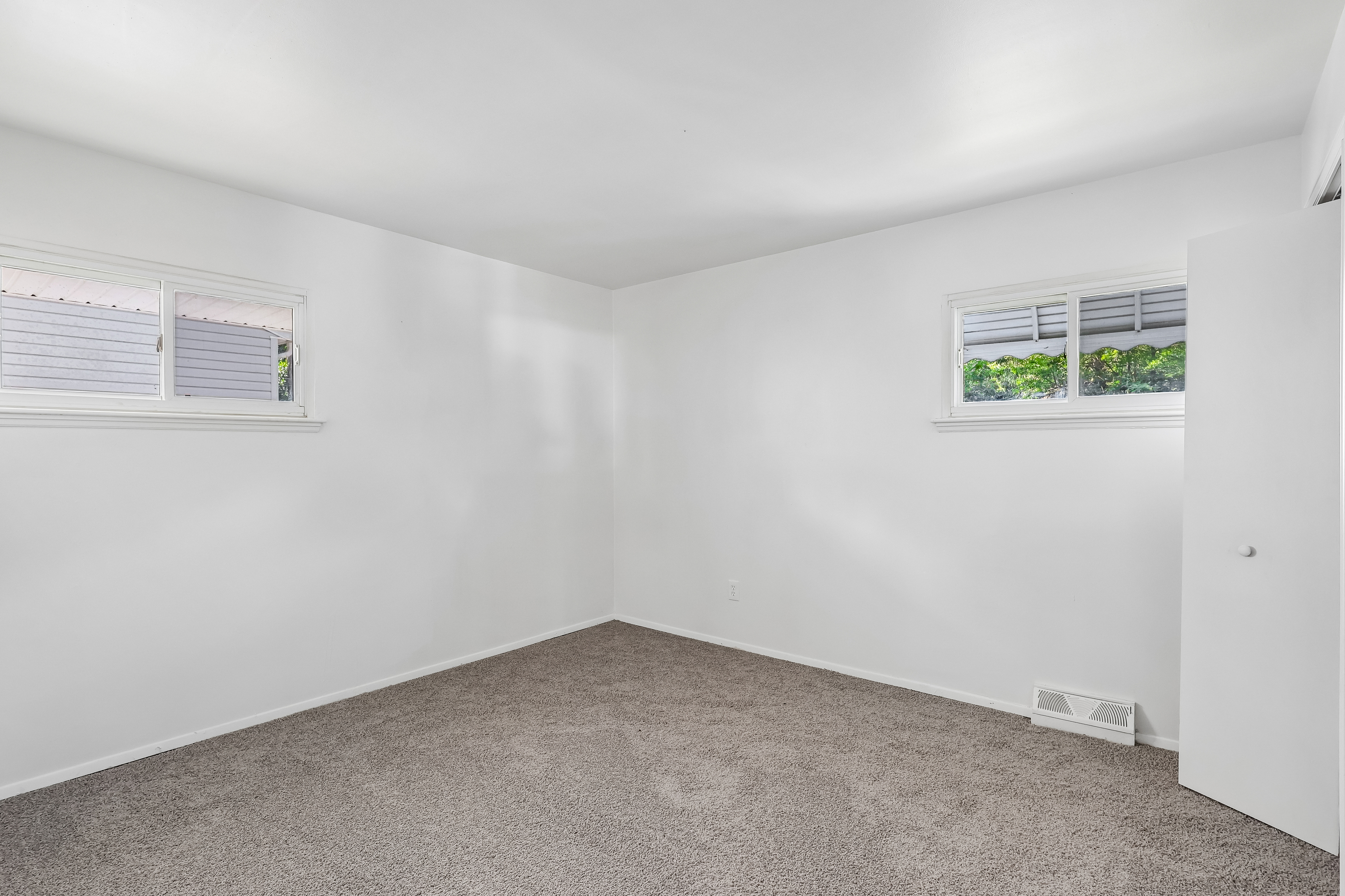 Photo 4 of 33 of 9011 Manorford Dr, Cleveland, OH