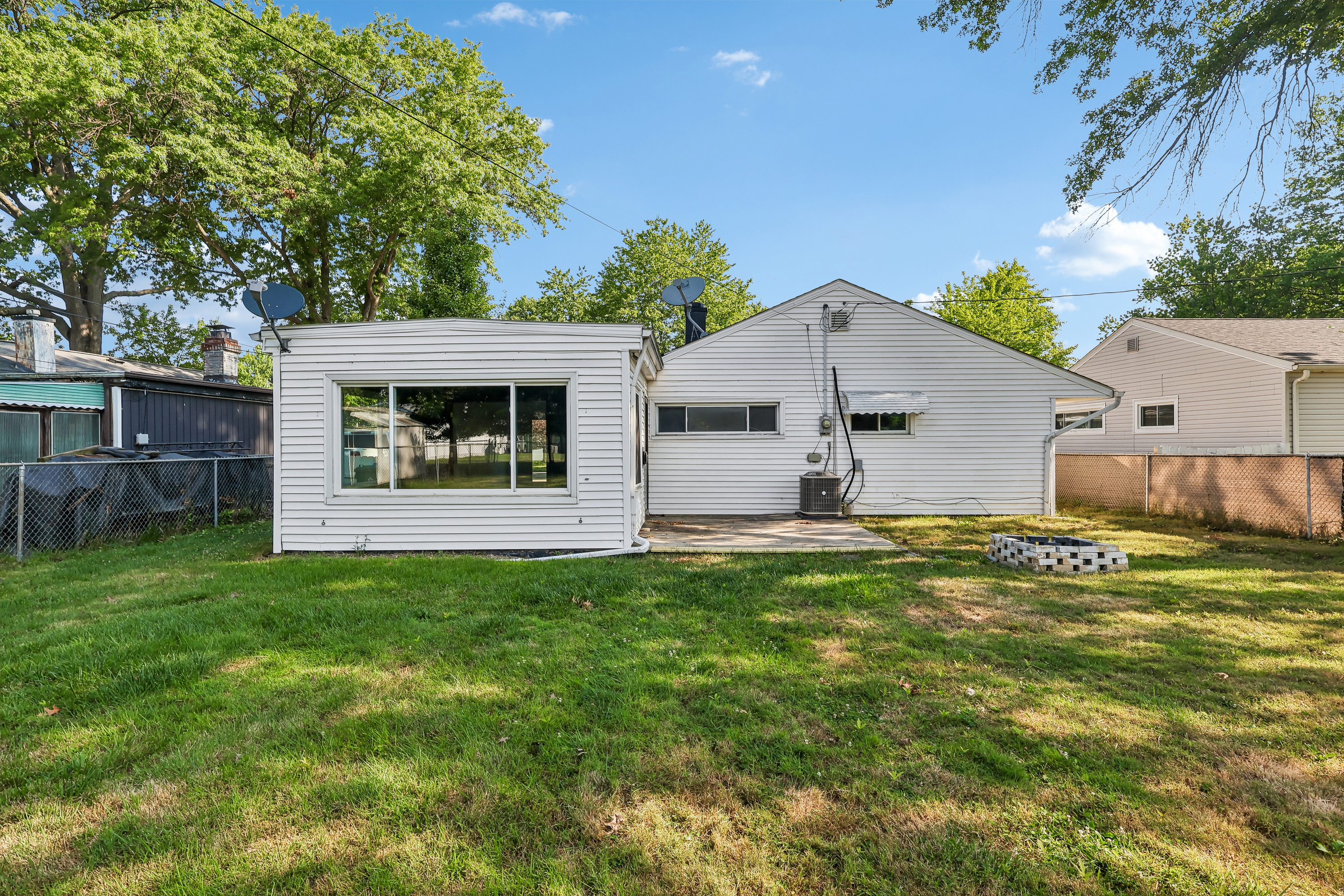 Photo 5 of 33 of 9011 Manorford Dr, Cleveland, OH