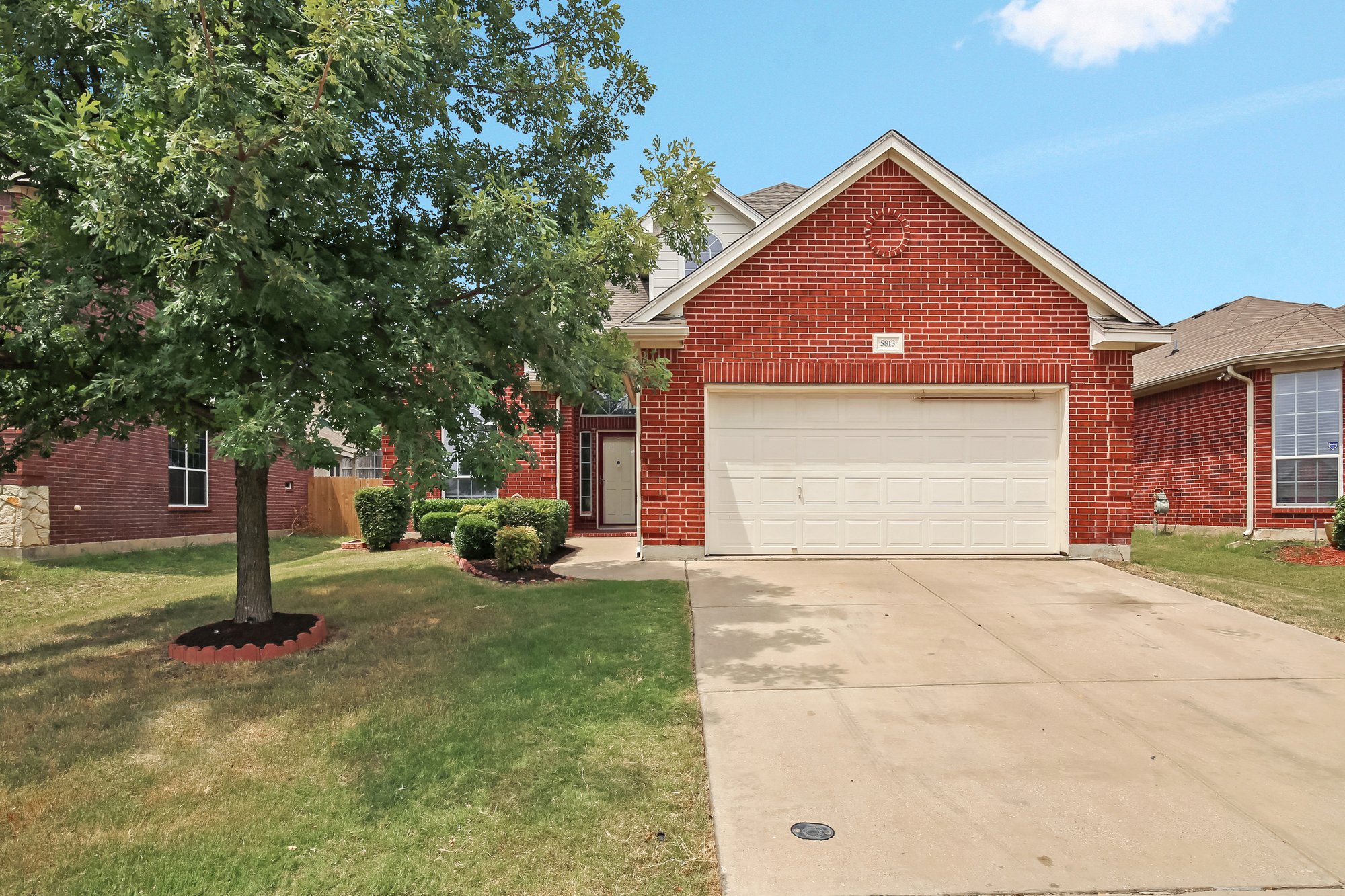 Photo 1 of 30 - 5813 Pearl Oyster Ln, Fort Worth, TX 76179