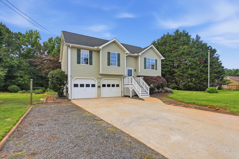Property photo 1 of 128 Ravenwood Ln