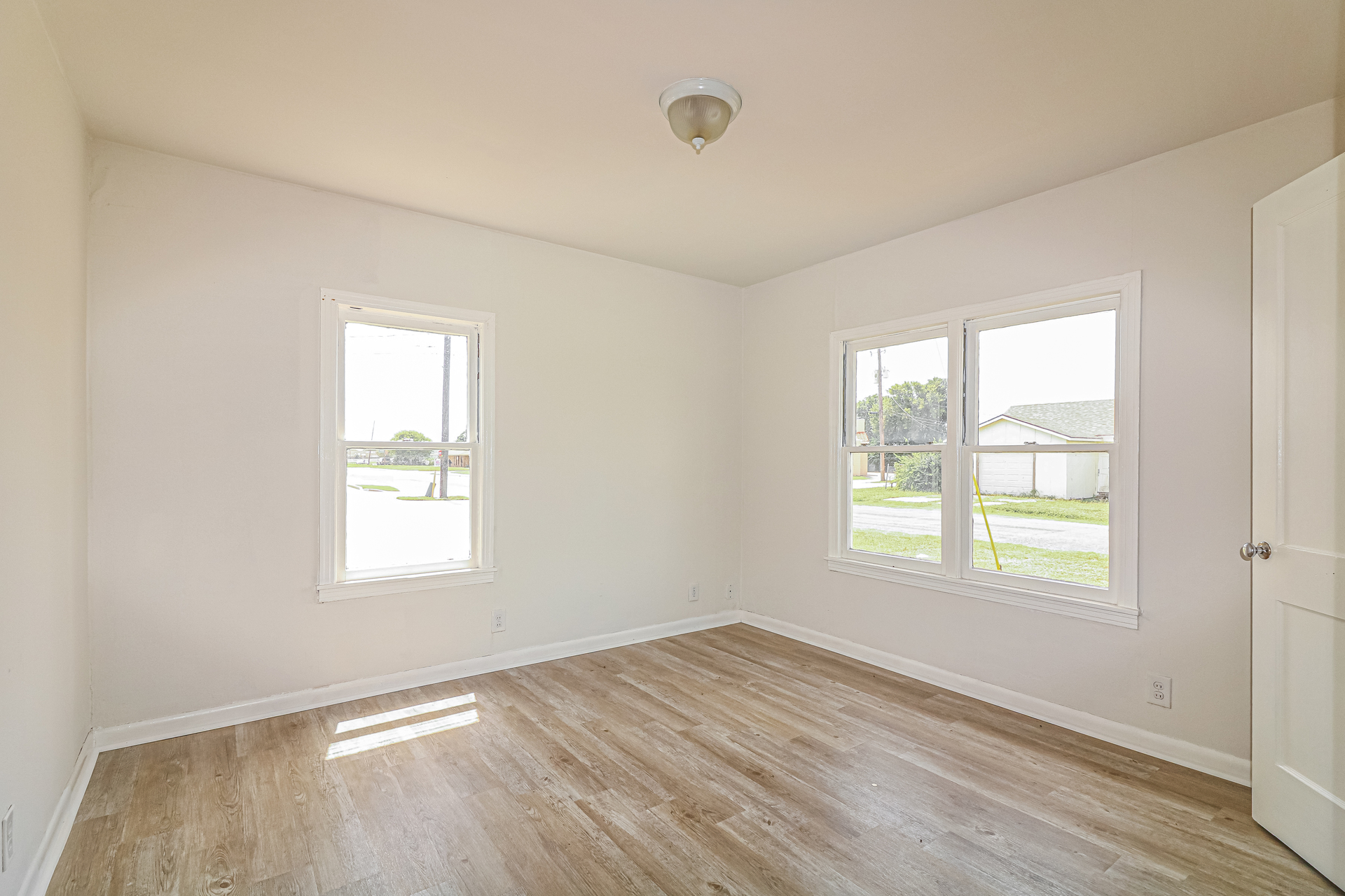 Photo 4 of 21 of 716 8th St, Portland, TX