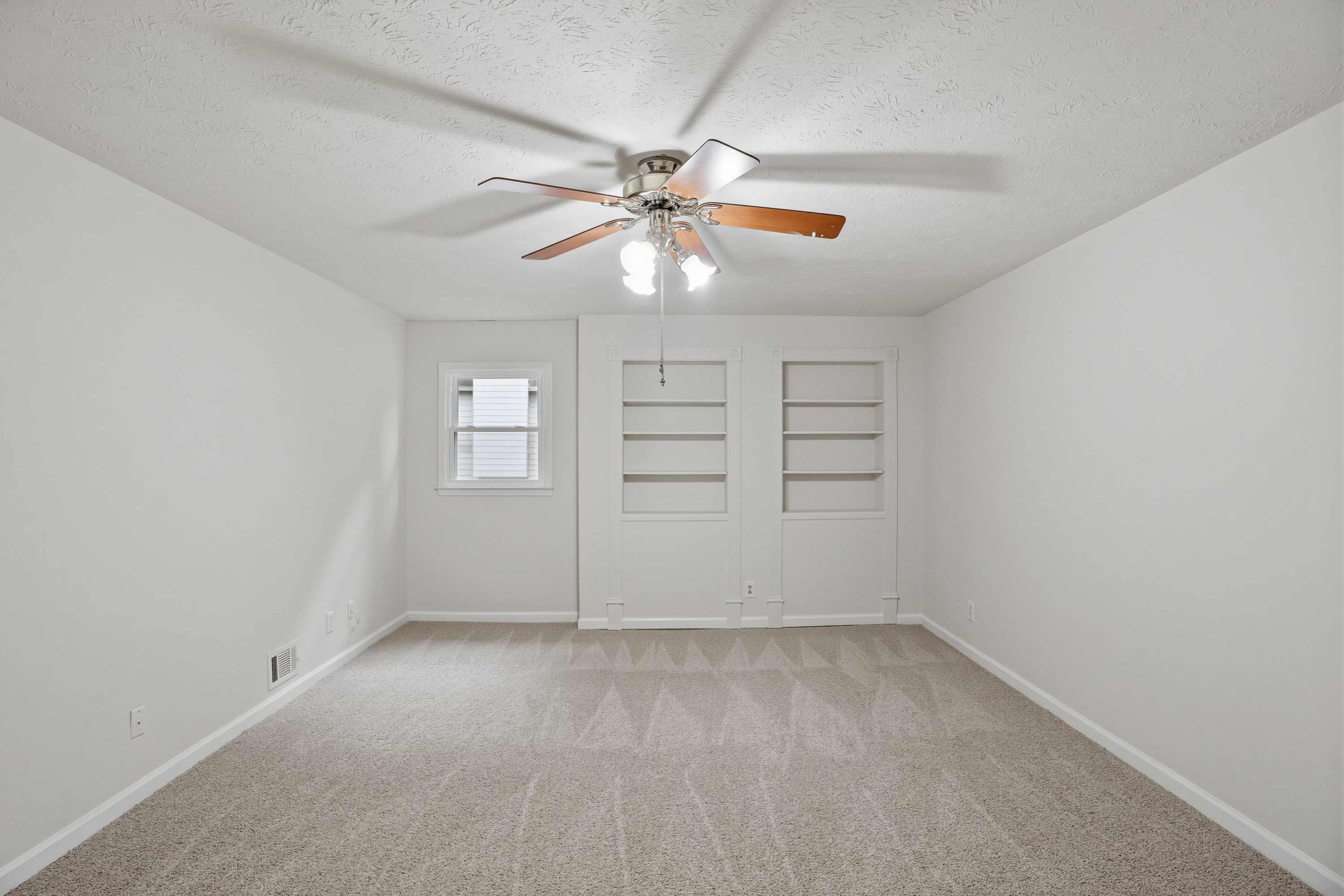 Photo 16 of 37 of 3839 Cotswold Dr , Lilburn, GA