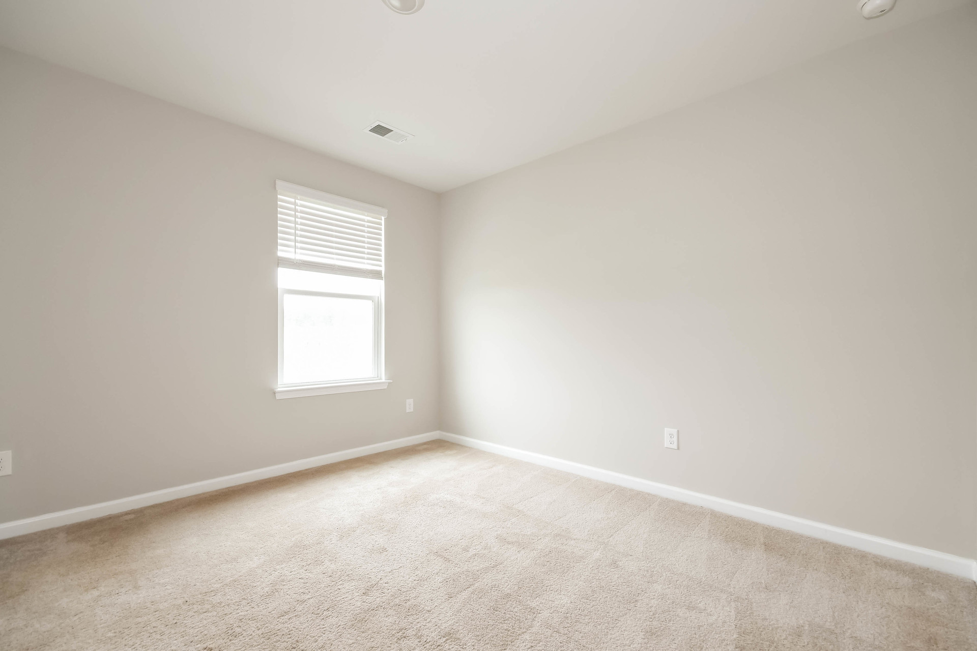 Photo 9 of 18 of 402 Bering Ln, Summerville, SC