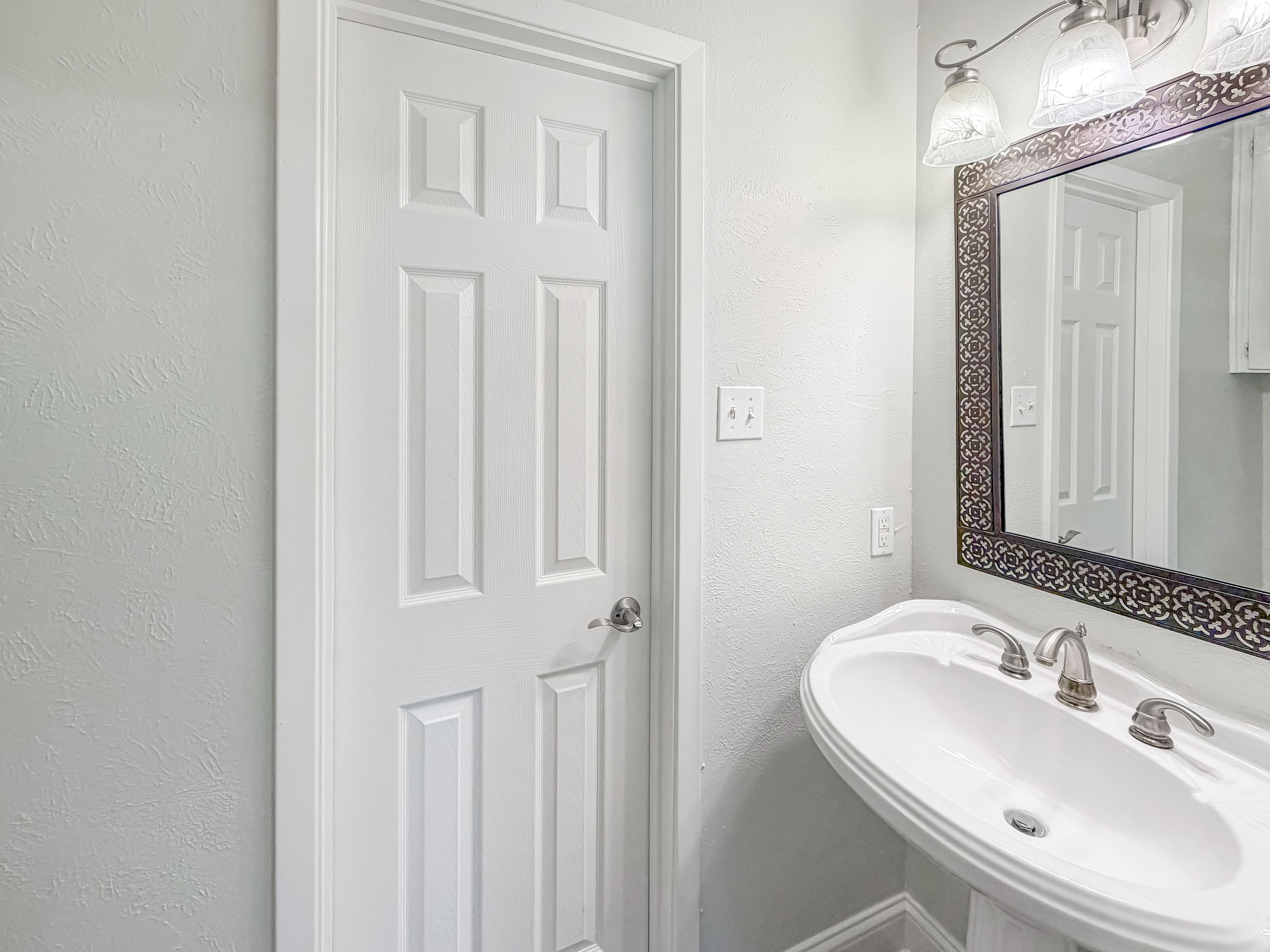 Photo 6 of 27 of 100 W Pleasantview Dr, Hurst, TX