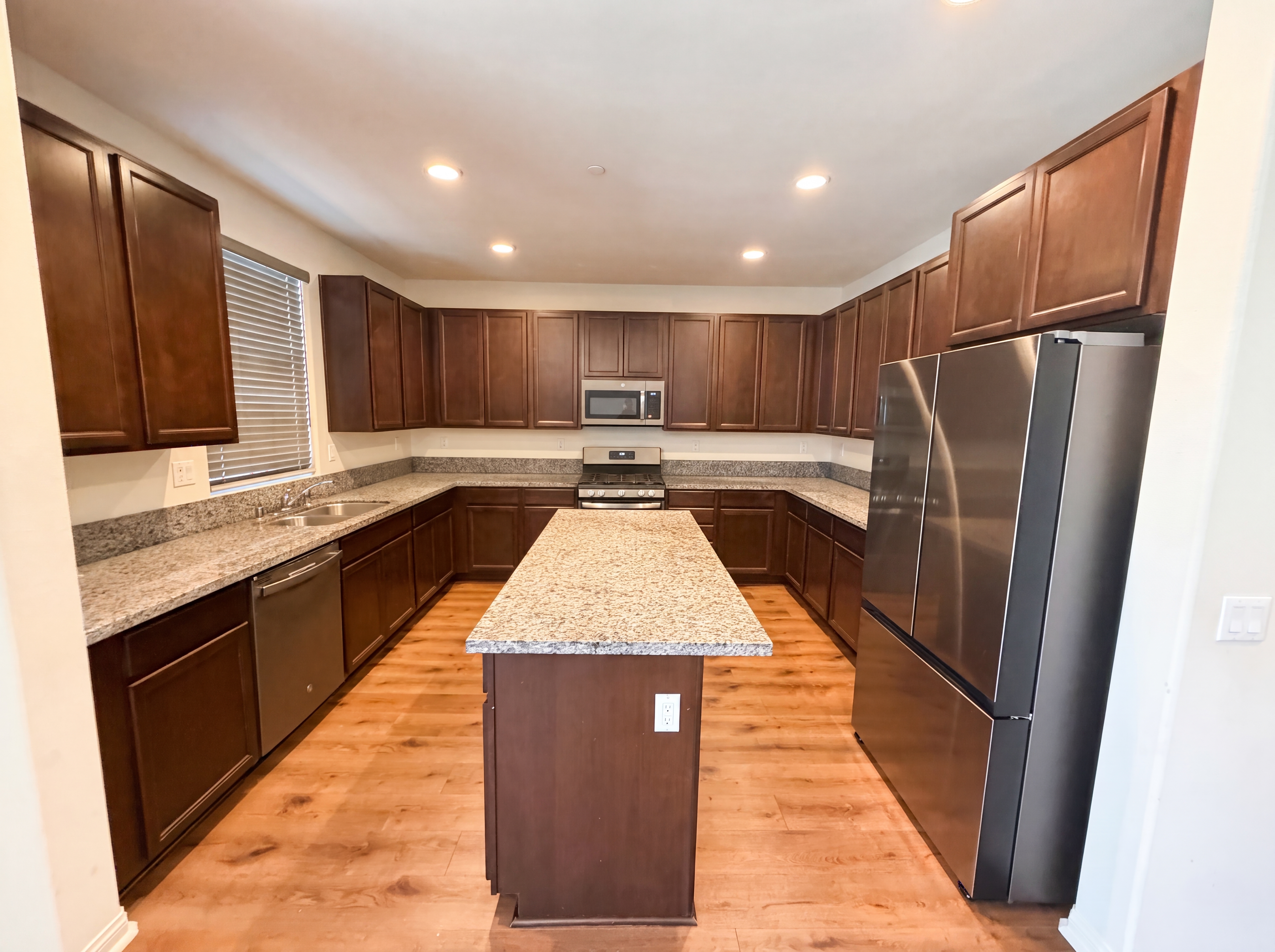 Photo 2 of 24 of 1182 Woodbury Ln, Mentone, CA
