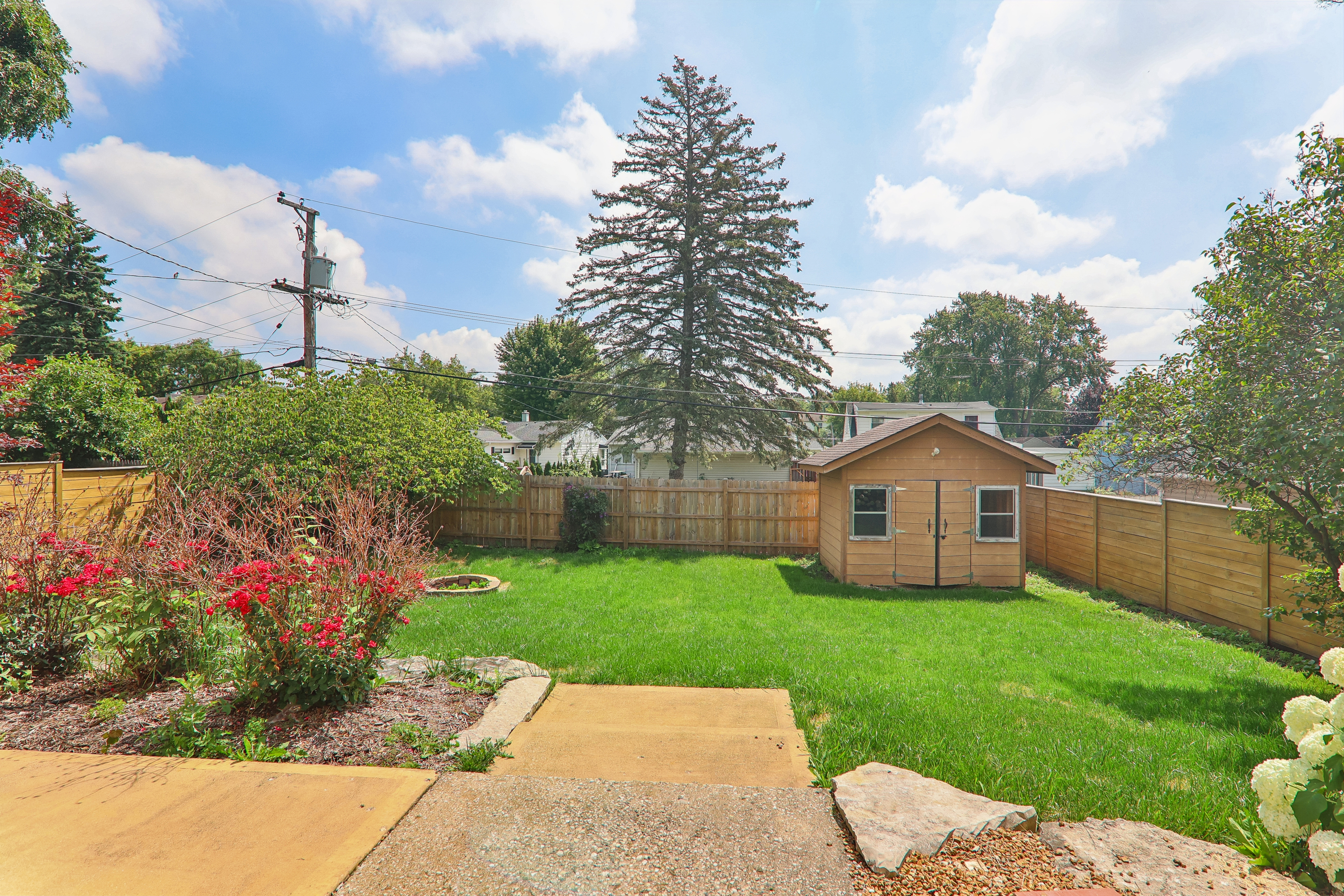 Photo 32 of 35 of 327 Oakwood Dr, Antioch, IL