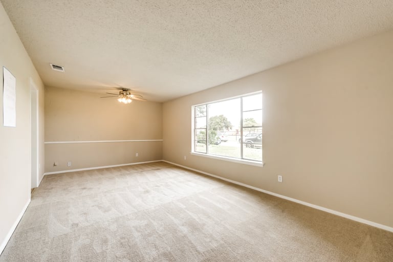 Photo 4 of 20 - 5201 Cloyce Ct, North Richland Hills, TX 76180