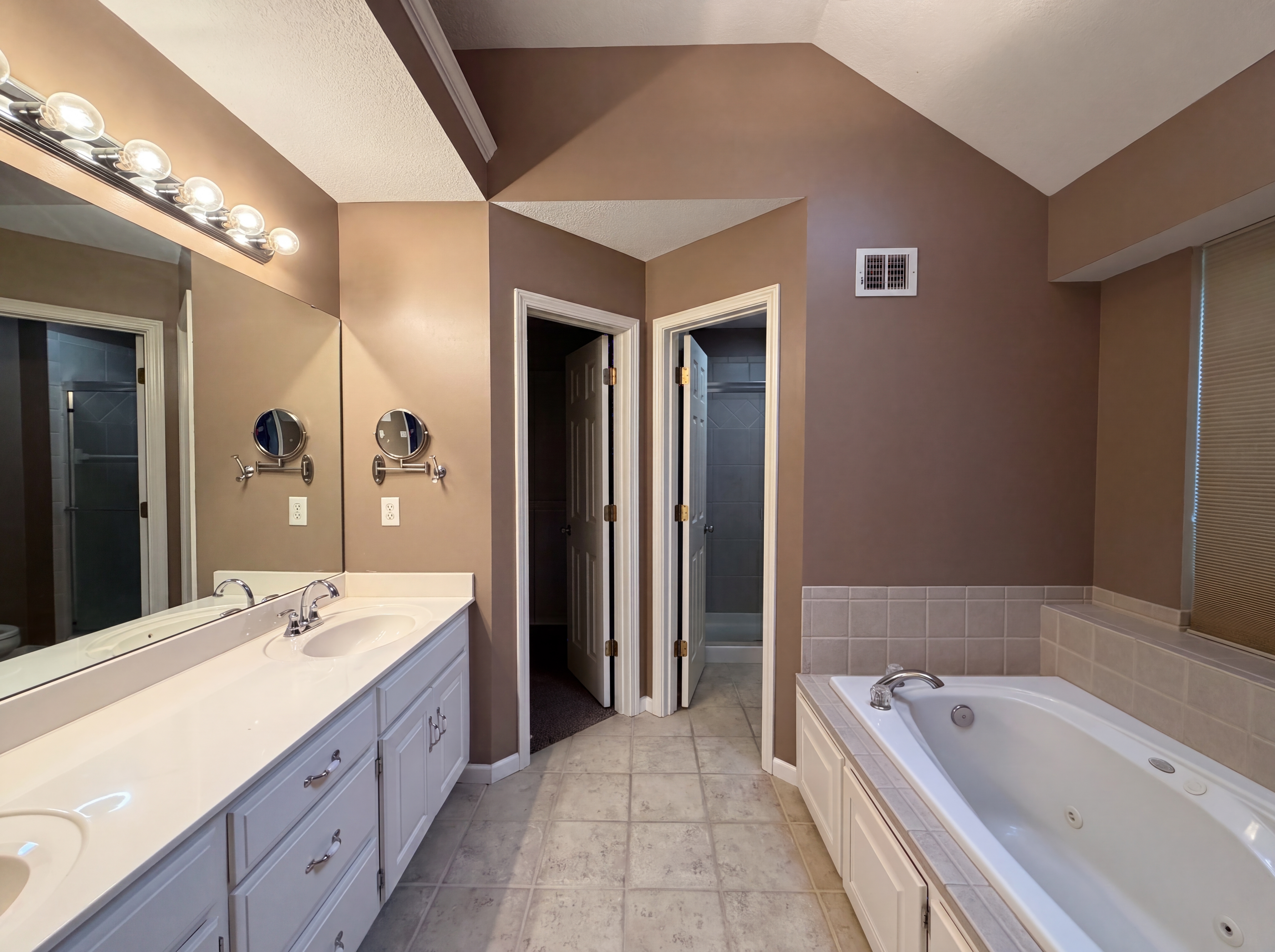 Photo 8 of 22 of 23612 S Lucille Ln, Peculiar, MO