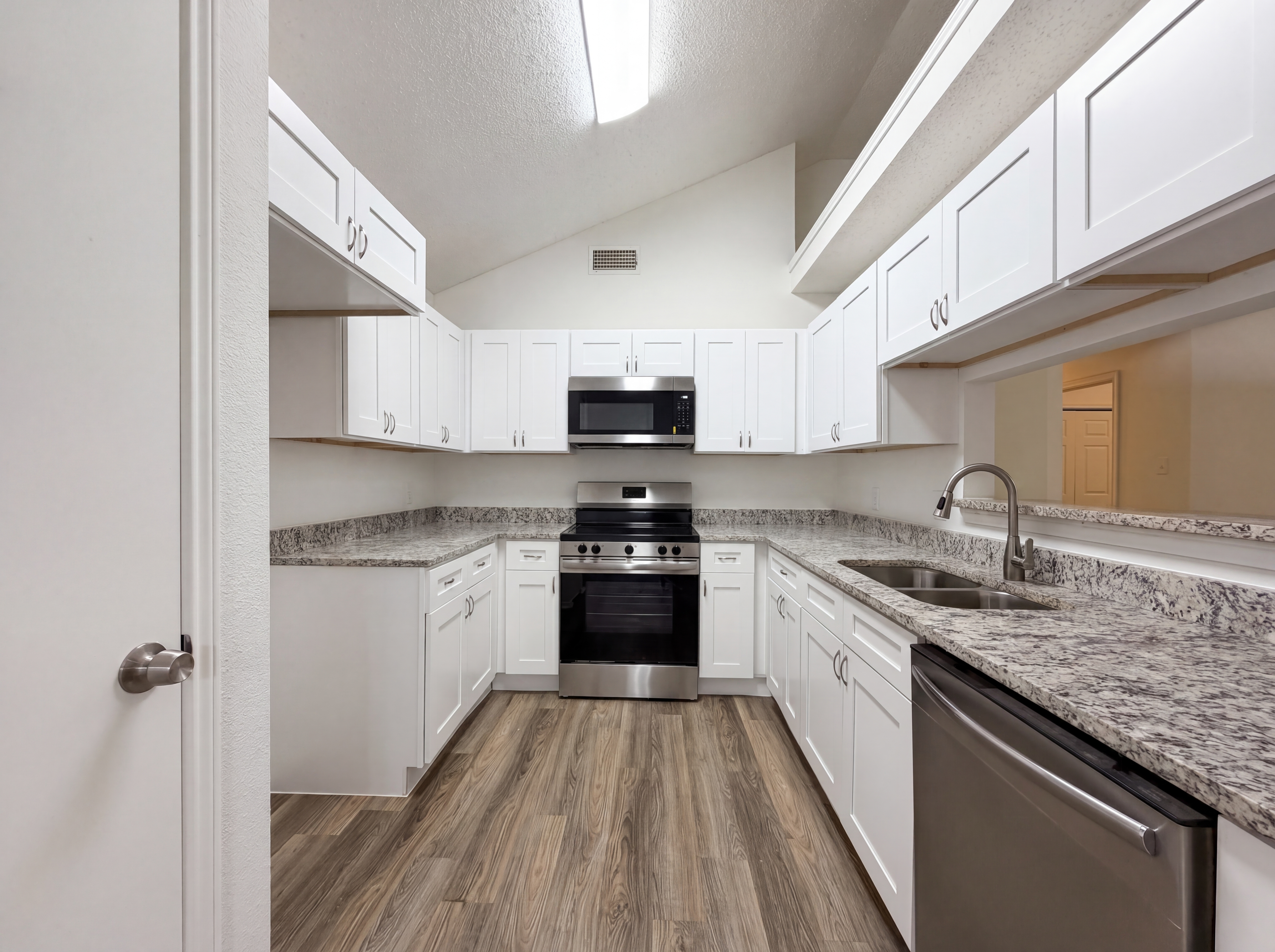 Photo 2 of 19 of 3628 Riverhead Dr, Arlington, TX