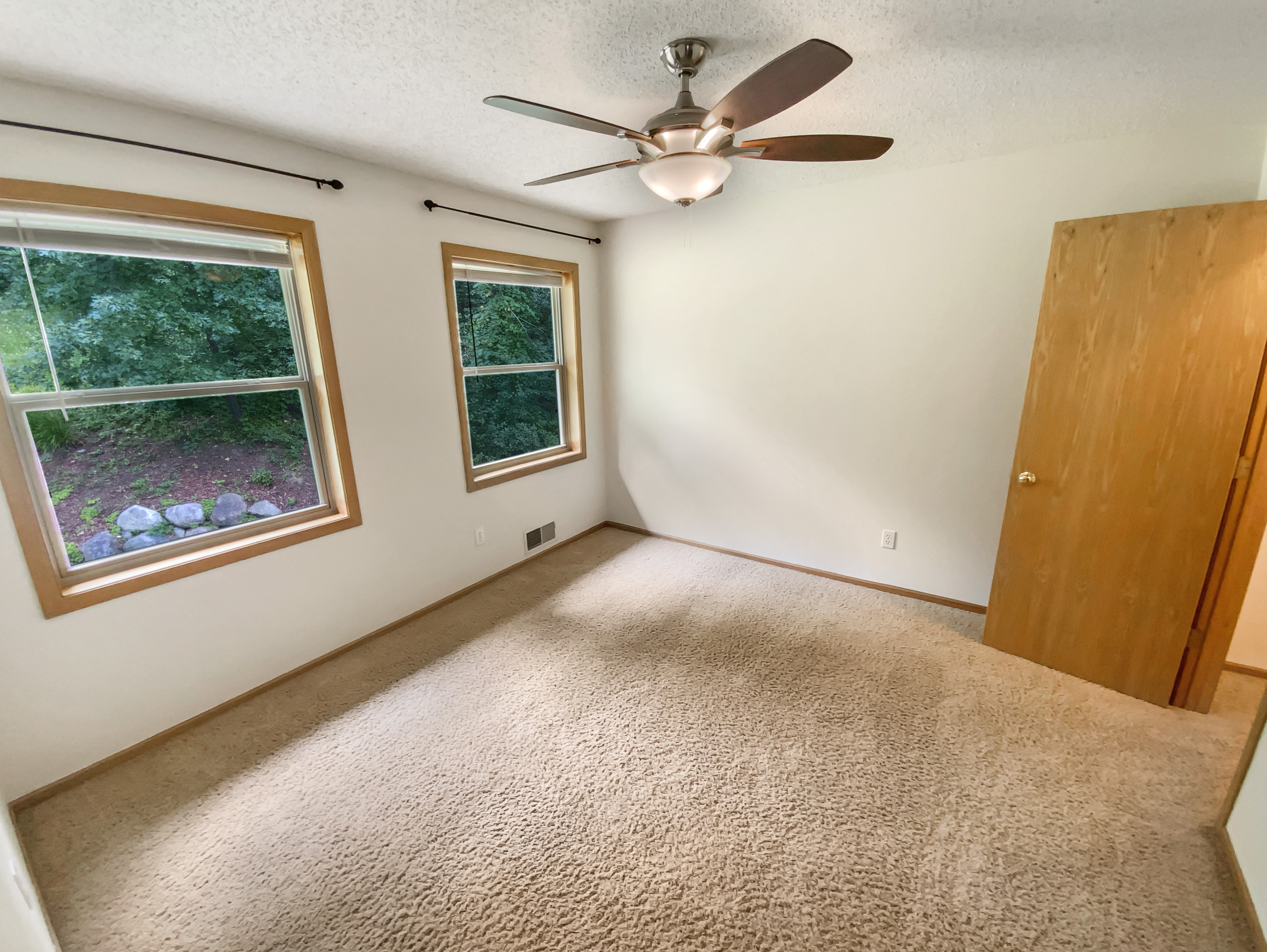 Photo 5 of 23 of 3017 Rainier Ct, Burnsville, MN