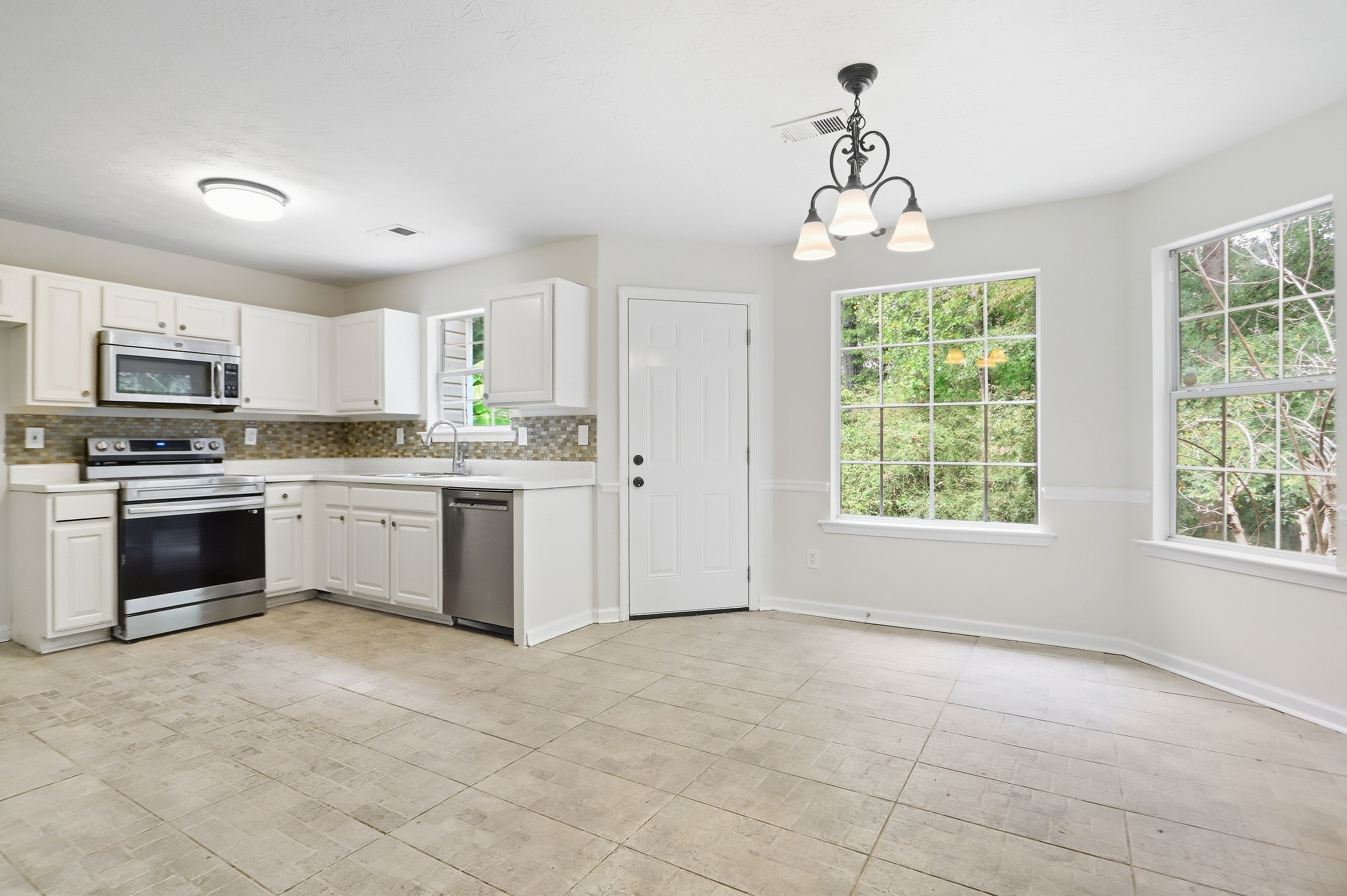 Photo 8 of 37 of 310 Kaden Ct, McDonough, GA