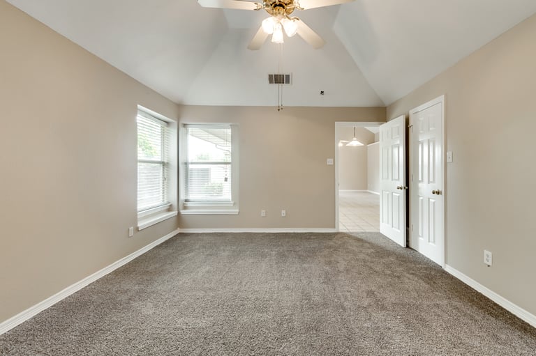 Photo 18 of 30 - 402 Roan Ln, Red Oak, TX 75154