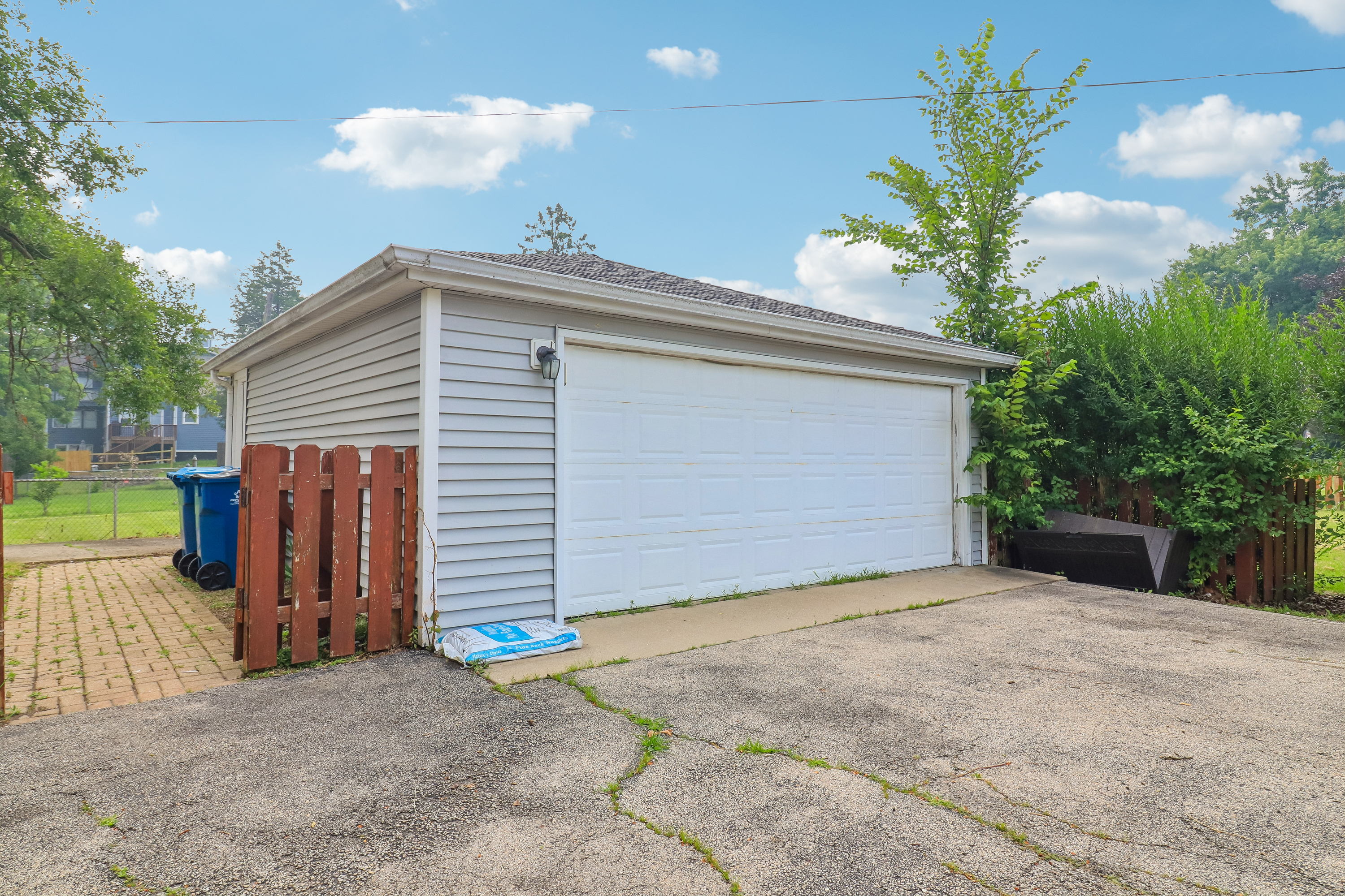 Photo 27 of 35 of 4811 Roslyn Rd, Downers Grove, IL