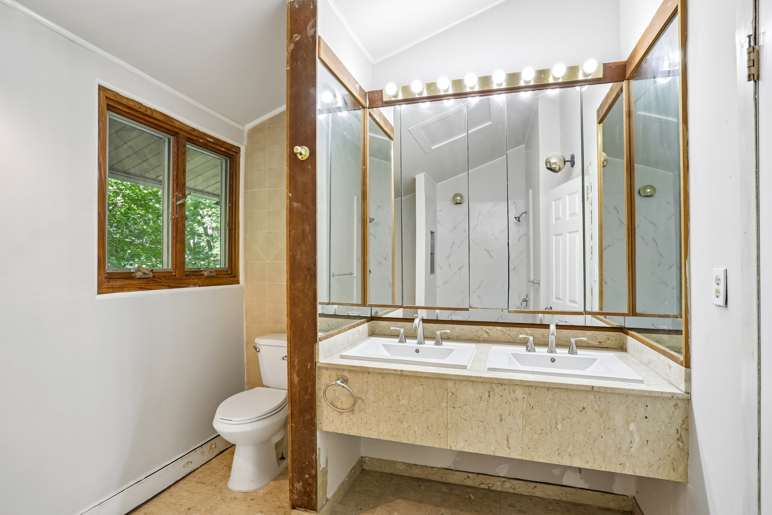 Photo 17 of 31 of 951 Haverstraw Rd, Suffern, NY