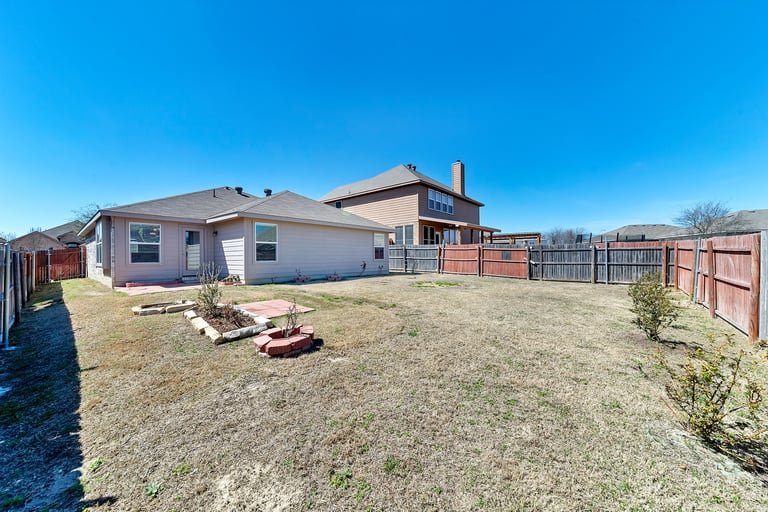 Photo 5 of 25 - 5516 Creek Hill Ln, Fort Worth, TX 76179