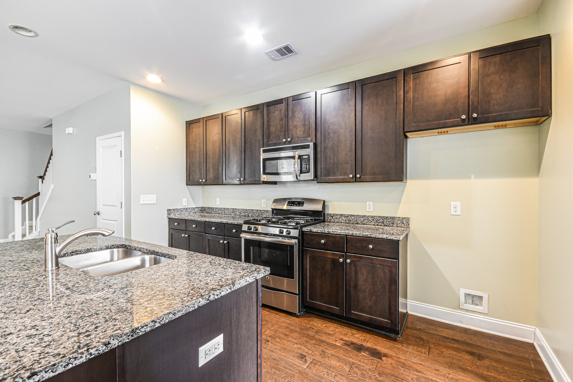 Photo 2 of 20 of 1055 Ashley Garden Blvd, Charleston, SC