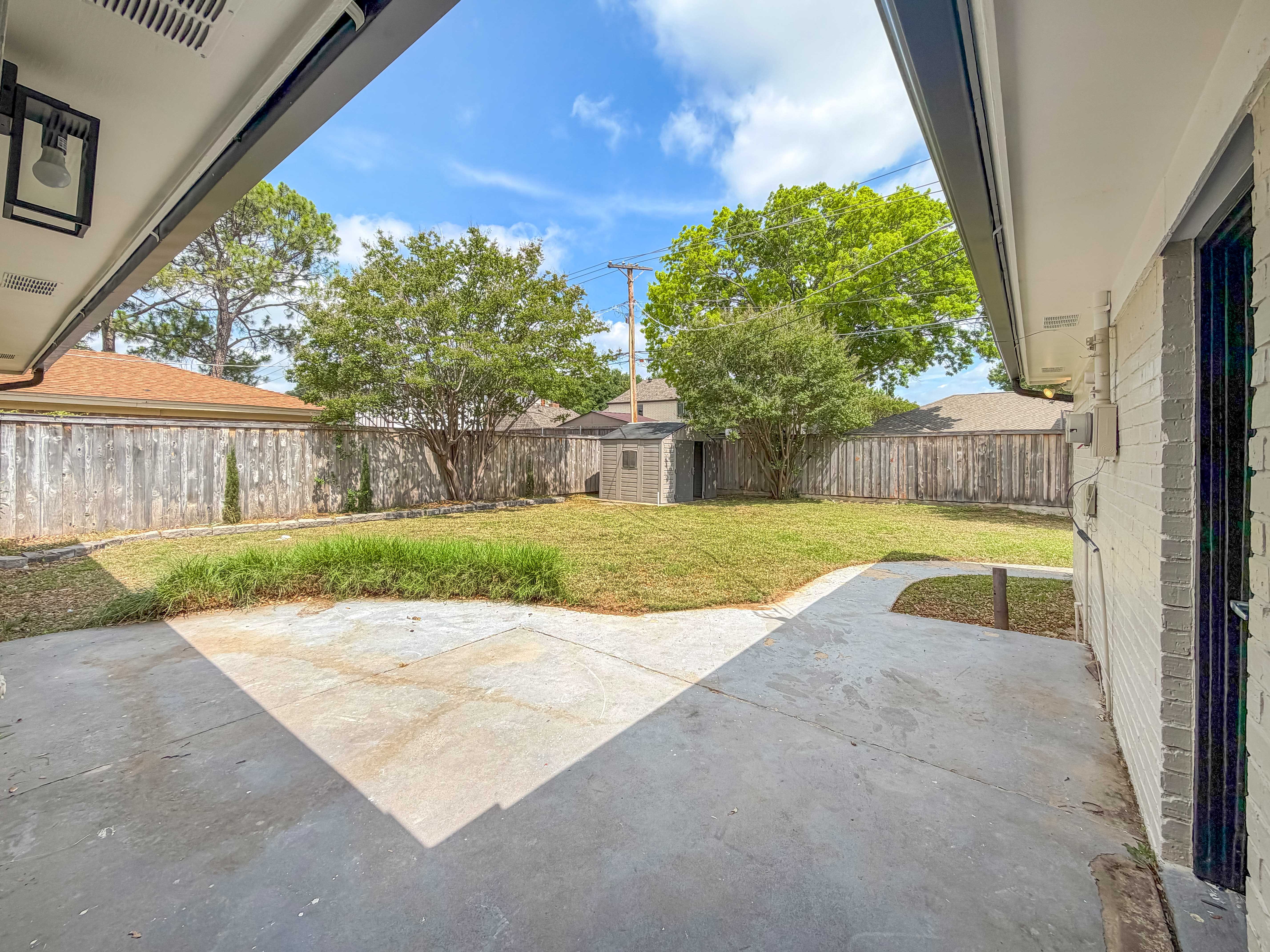 Photo 24 of 27 of 100 W Pleasantview Dr, Hurst, TX