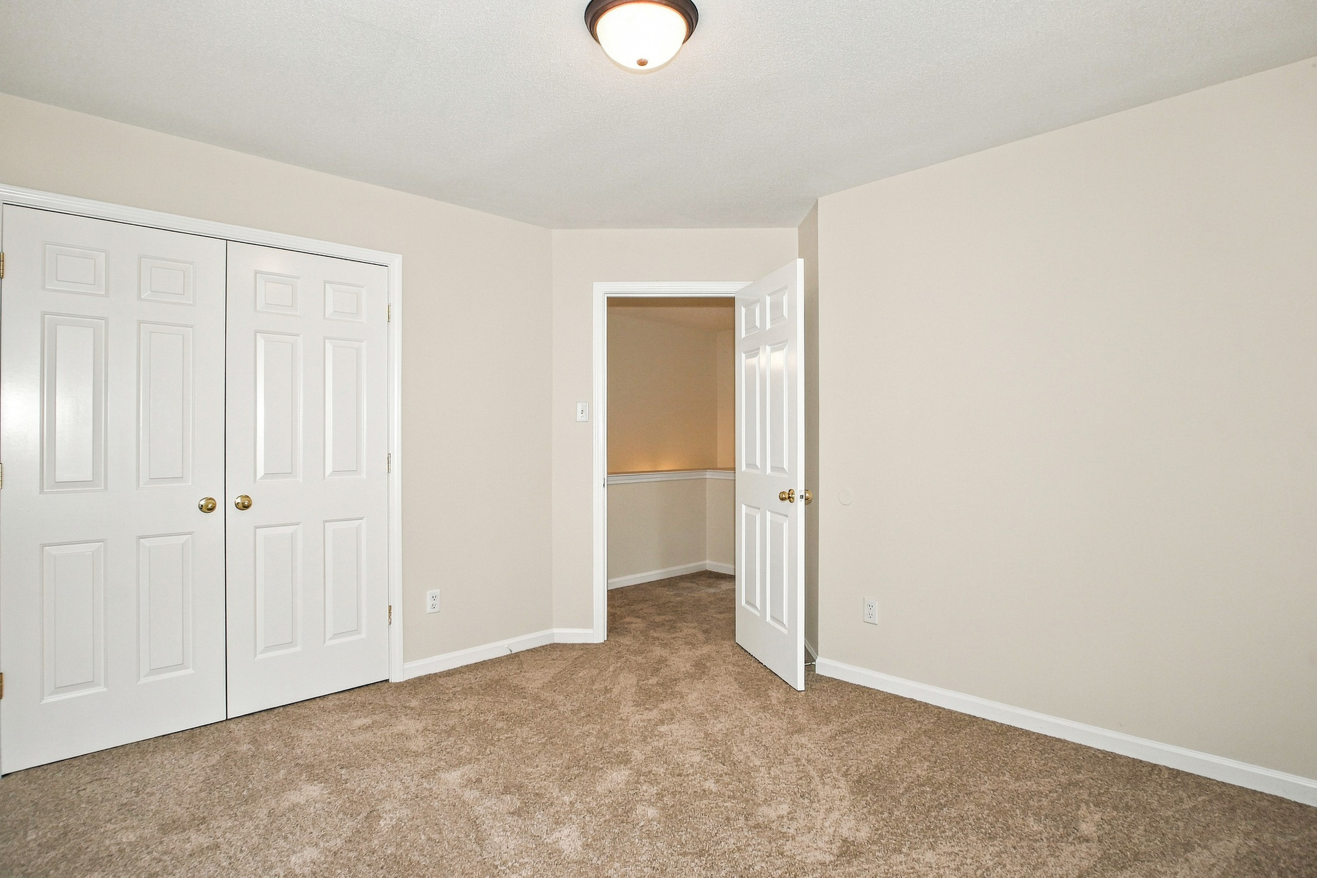 Photo 13 of 28 of 5634 Tulip Grove Dr, Memphis, TN