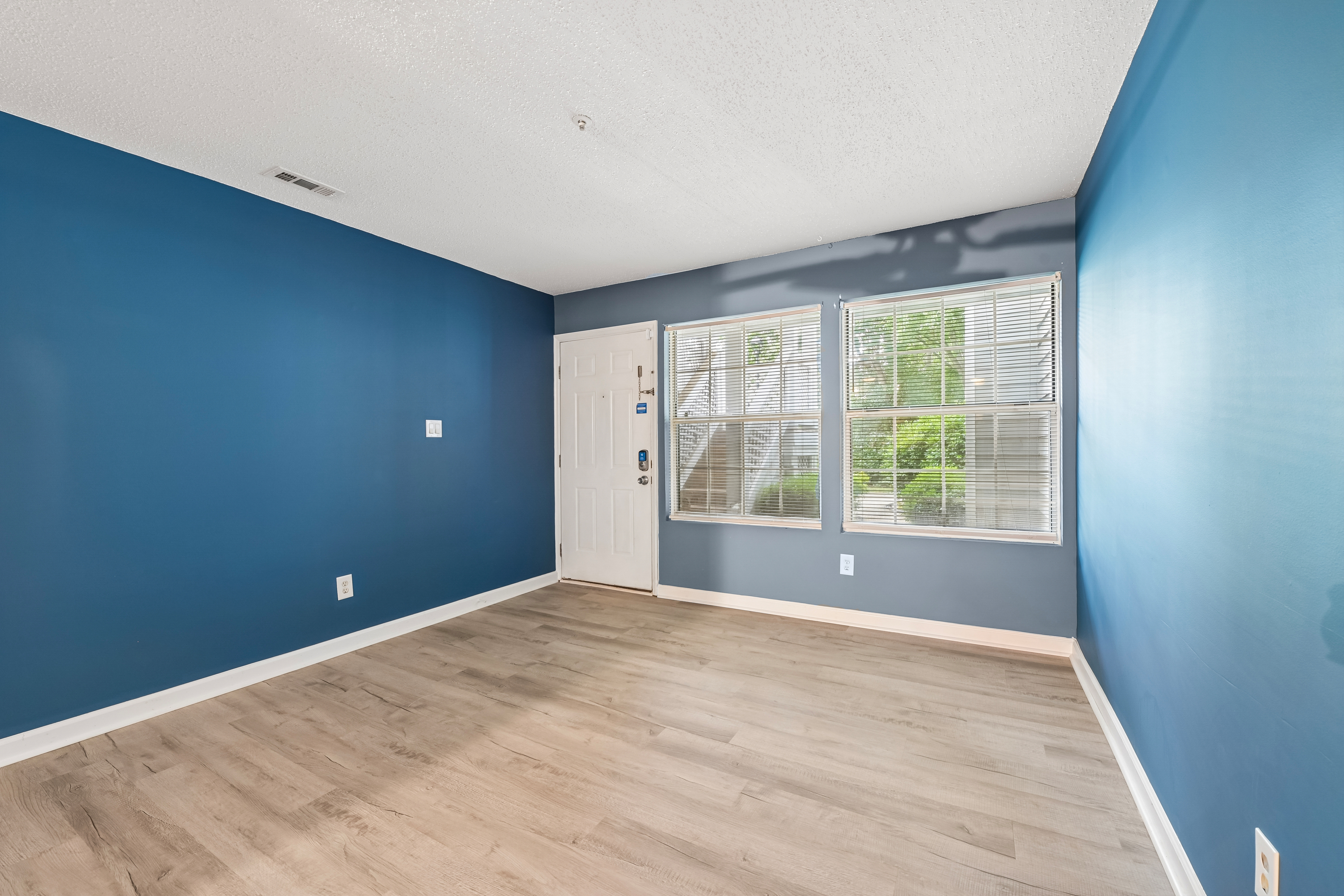 Photo 3 of 27 of 4900 Avenida Del Sol Dr, Raleigh, NC